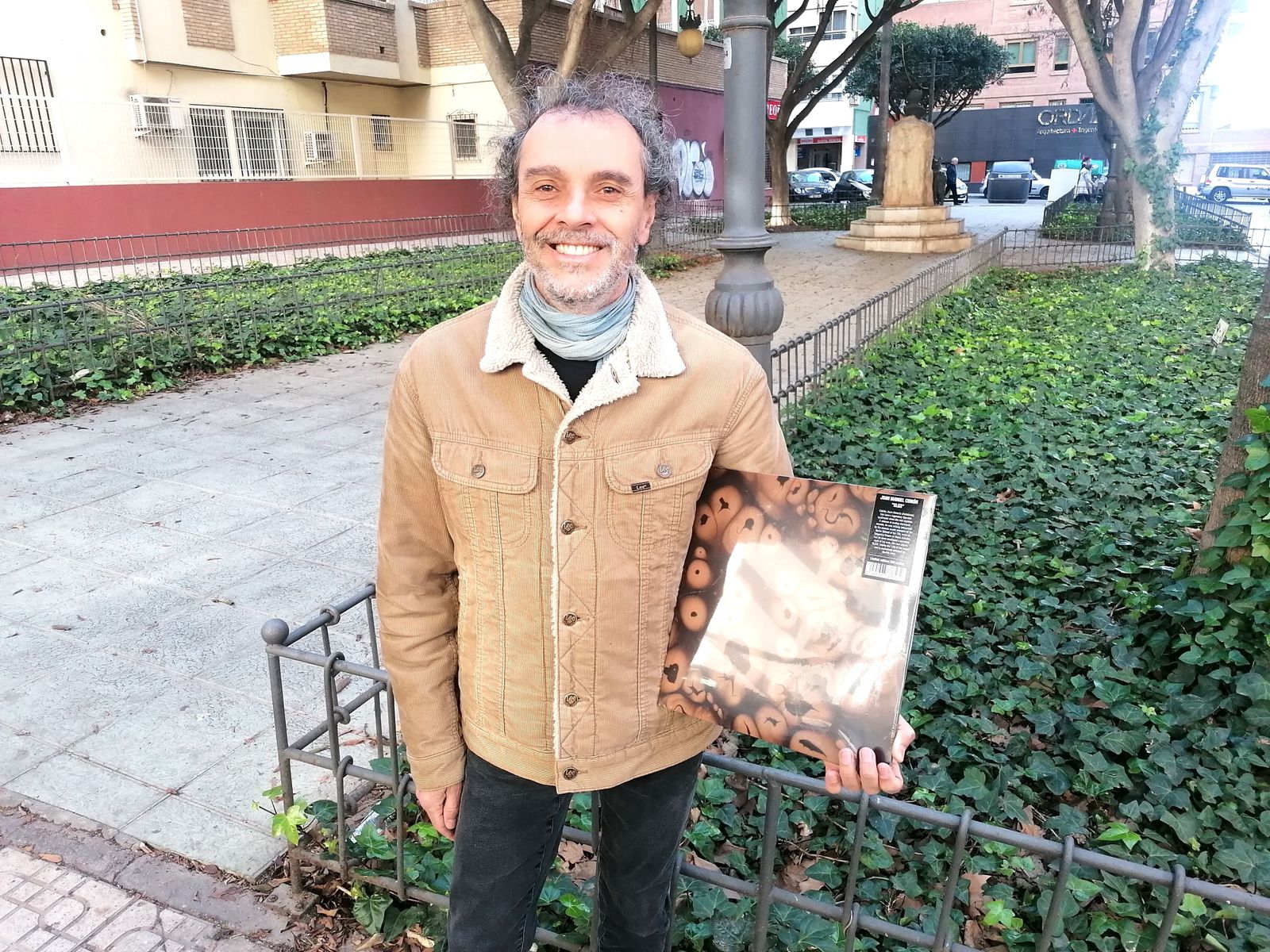 Juan Manuel Cidrón con el disco que presenta en Unicaja.