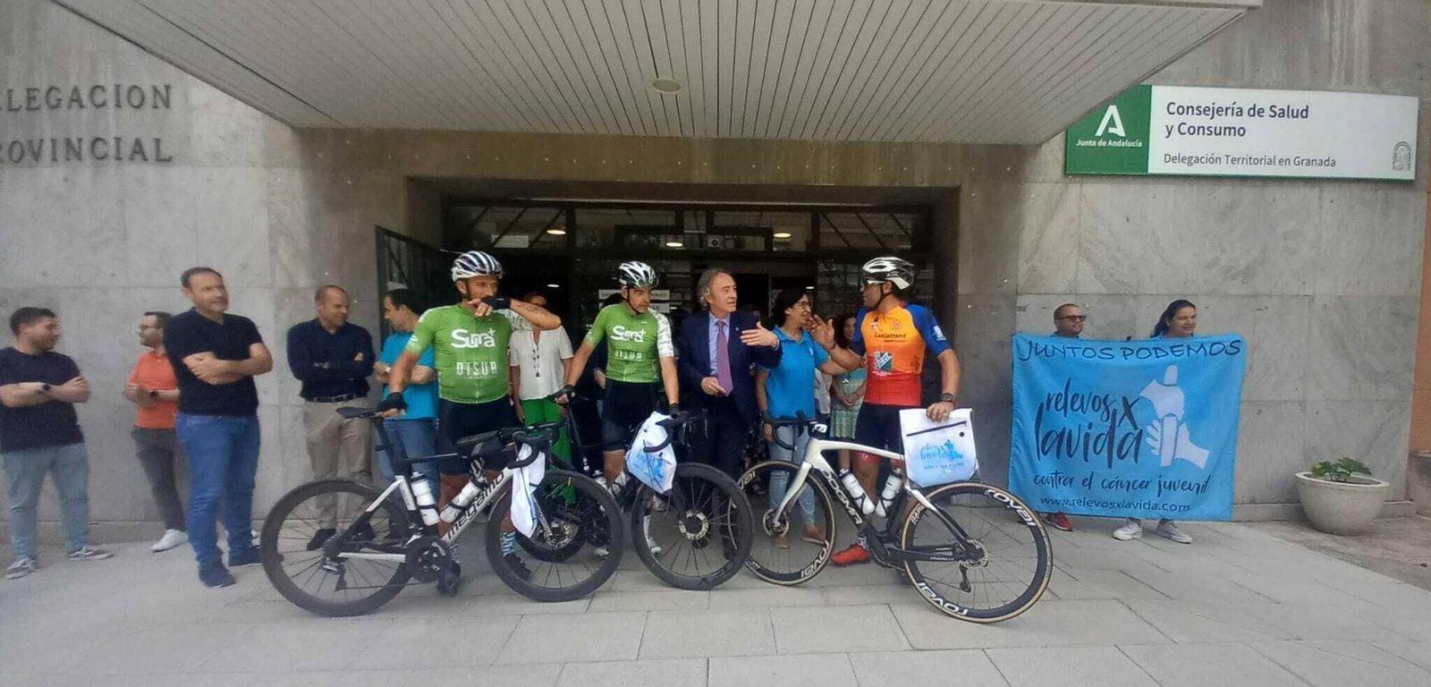 El delegado de Salud y los protagonistas del reto solidario 'Pedaladas responsables'