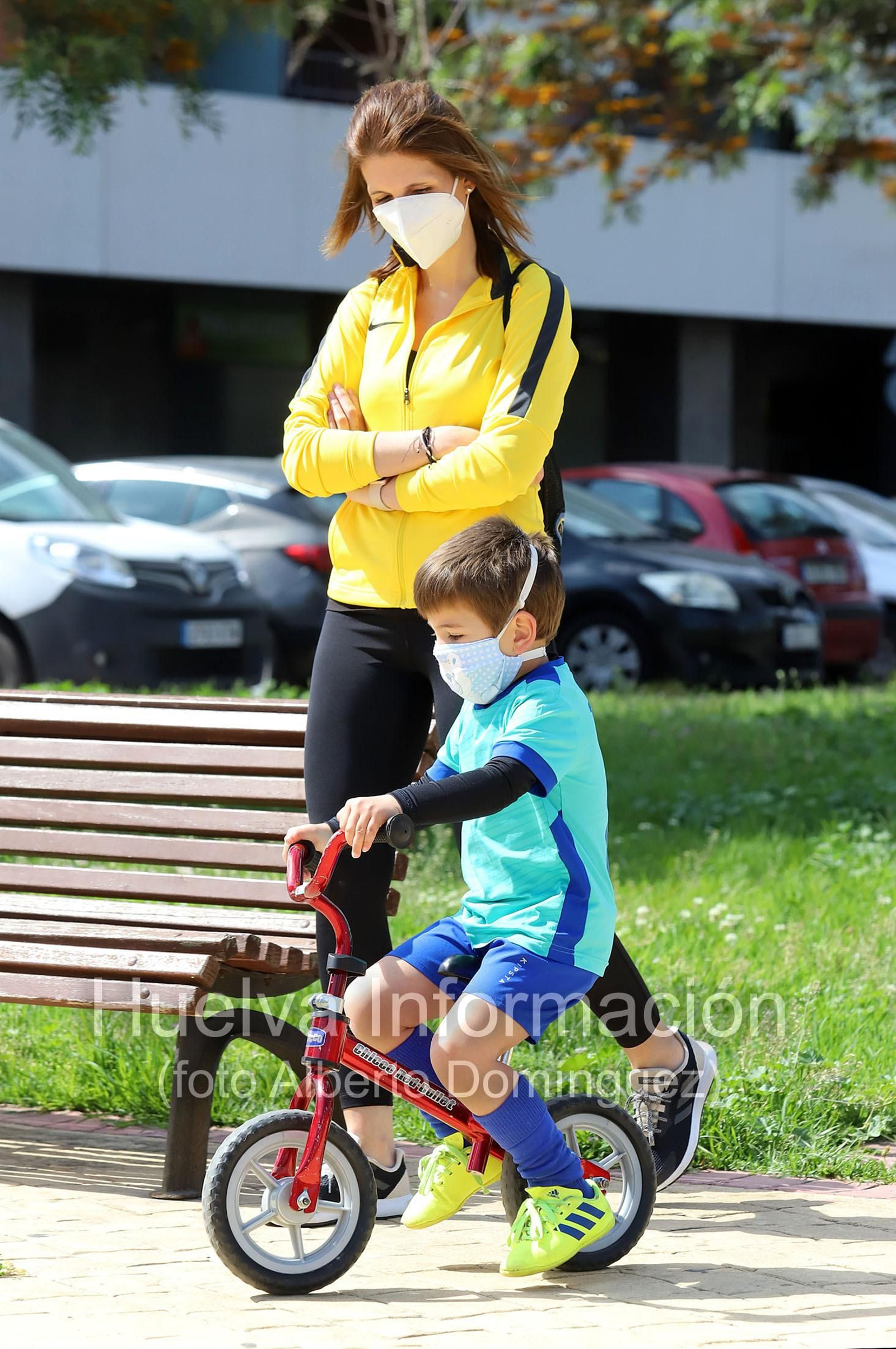 Imágenes del primer día de la salida de niños a la calle en el estado de alarma por coronavirus