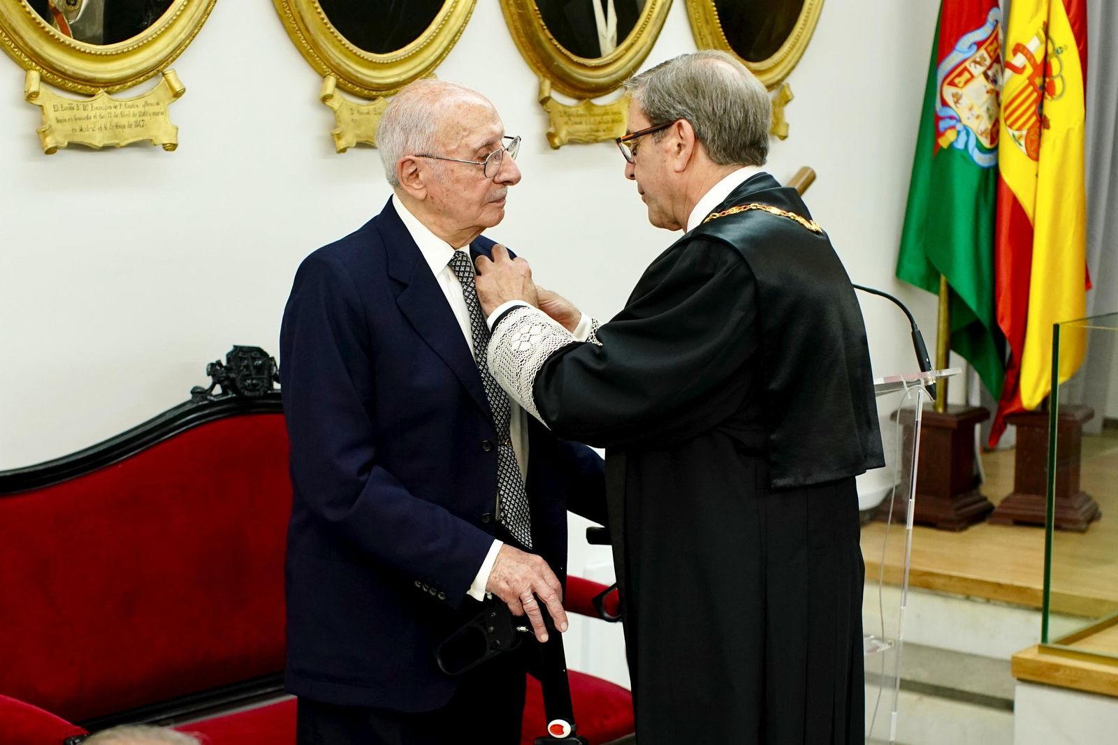 El decano del Colegio de Abogados de Granada impone a Francisco de Paula Masats González el  Lazo de Oro de la institución.