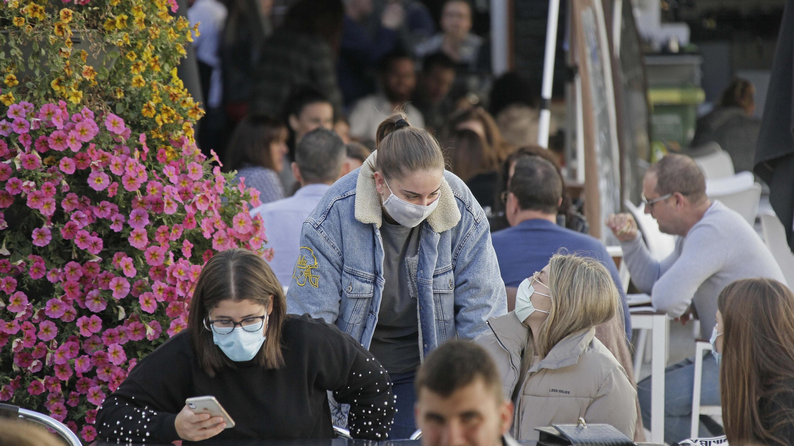 Ambiente en los bares y restaurantes de Algeciras en el fin de semana