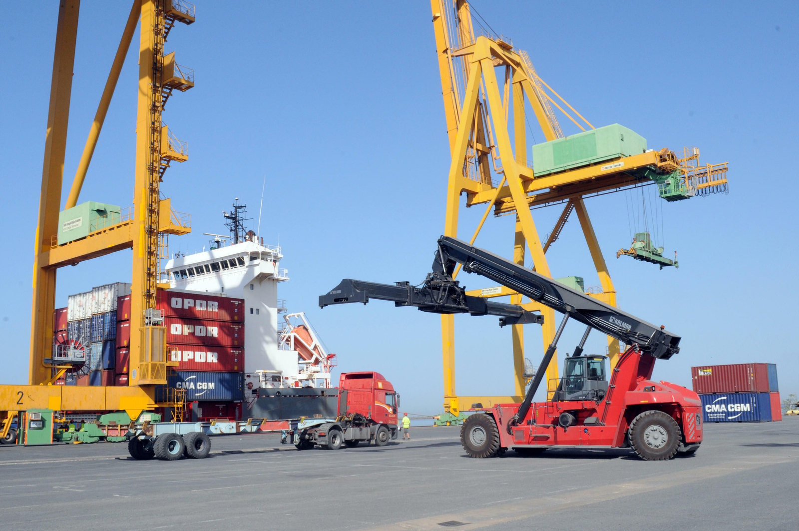 Movimiento de contenedores en el Muelle Sur del Puerto de Huelva.