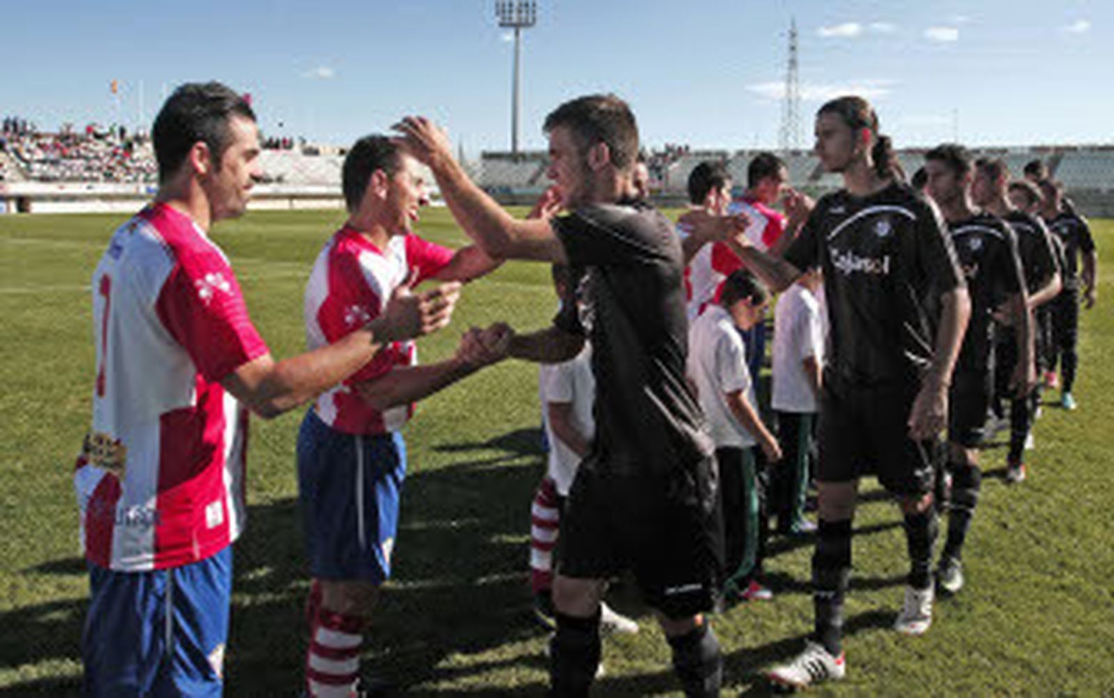 El algecireño Francis Ferrón, frente a Máiquez, en su visita la pasada campaña con el Recreativo B./Erasmo Fenoy