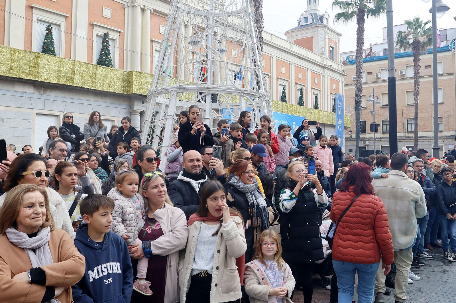 Imágenes del recorrido en camello de los Reyes Magos acompañados de la Estrella de la Ilusión y del Heraldo Real