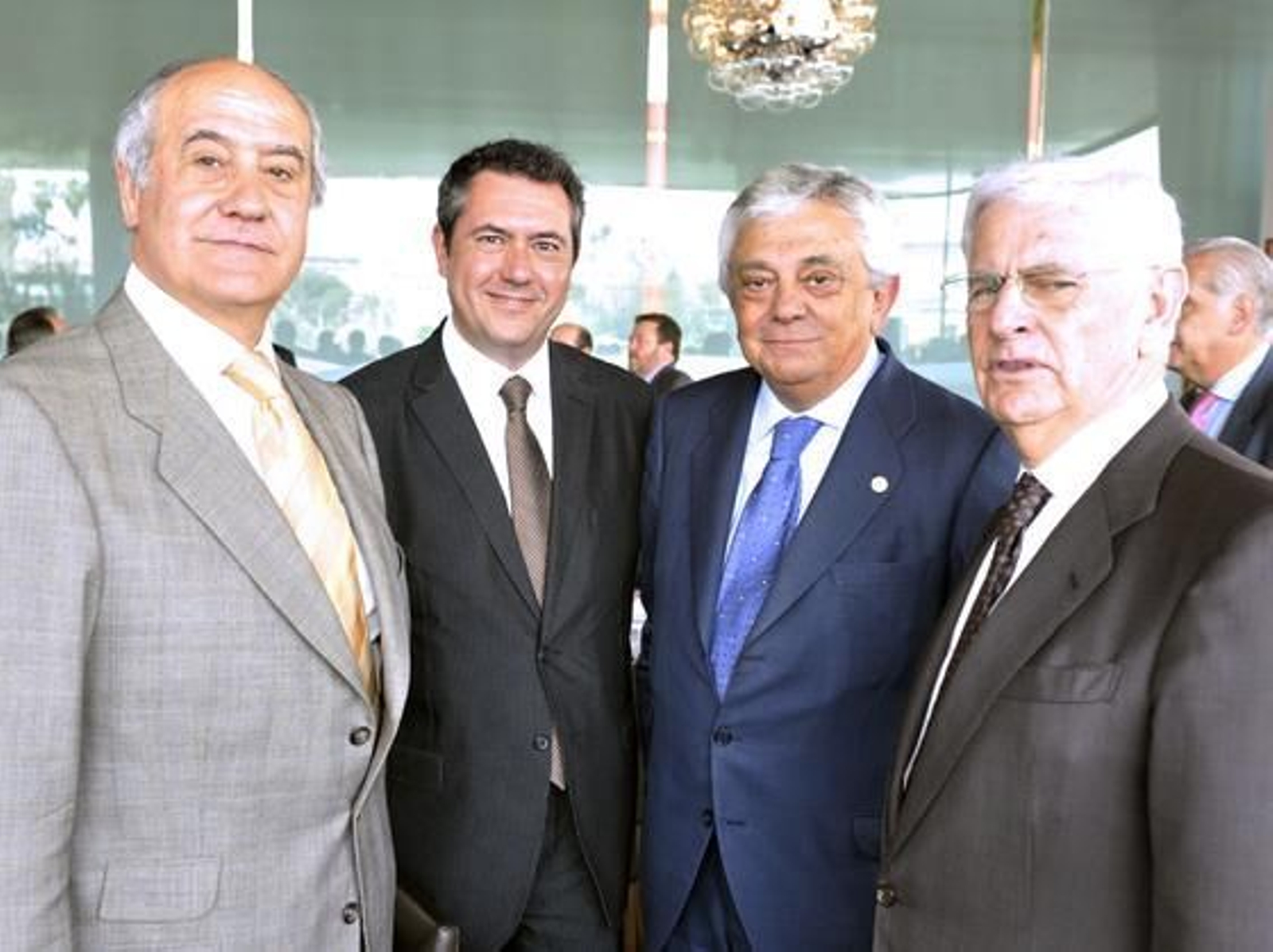 El empresario taurino Ramón Valencia; Juan Espadas, candidato socialista a la Alcaldía de Sevilla; Francisco Herrero, presidente de la Cámara de Comercio de Sevilla, y José Luis Sánchez Domínguez, presidente de Sando.

Foto: Juan Carlos Vázquez y Victoria Hidalgo