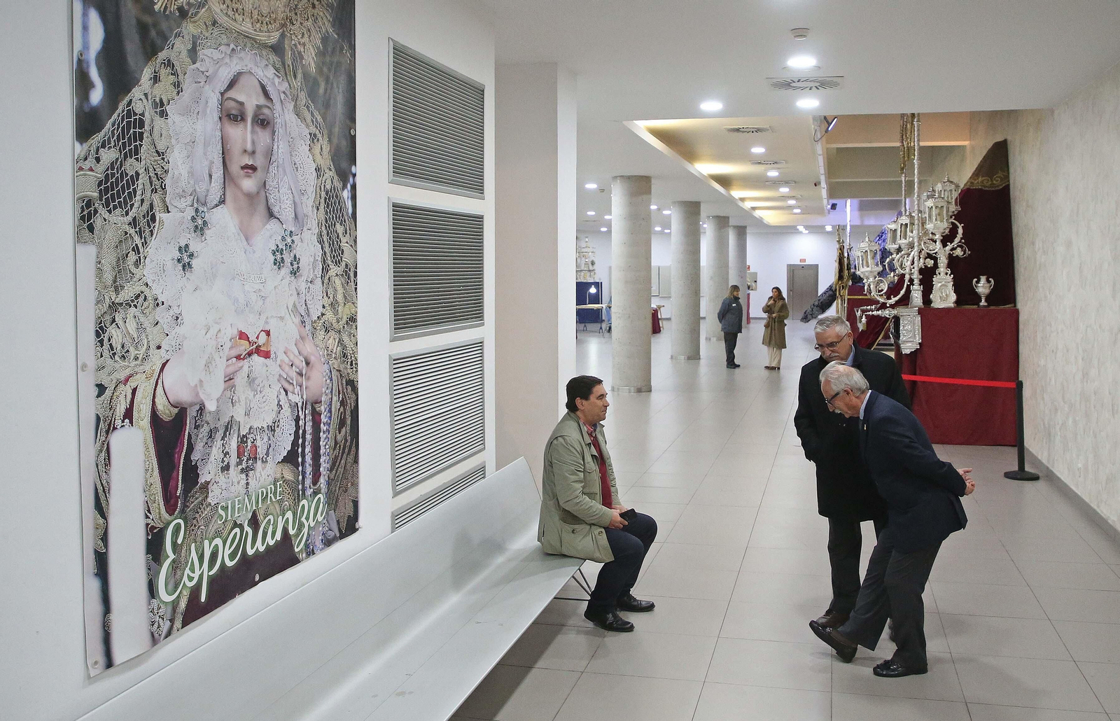 Fotos de la exposición de enseres cofrades en La Línea