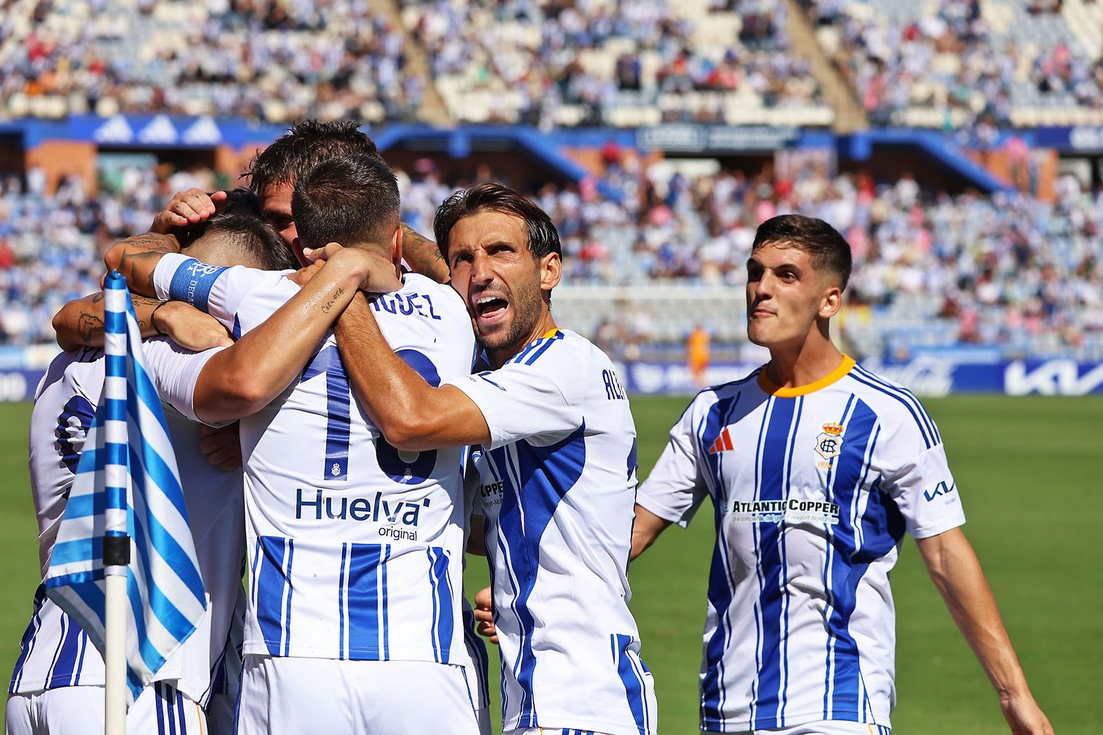 Los jugadores del Recre celebran un gol.