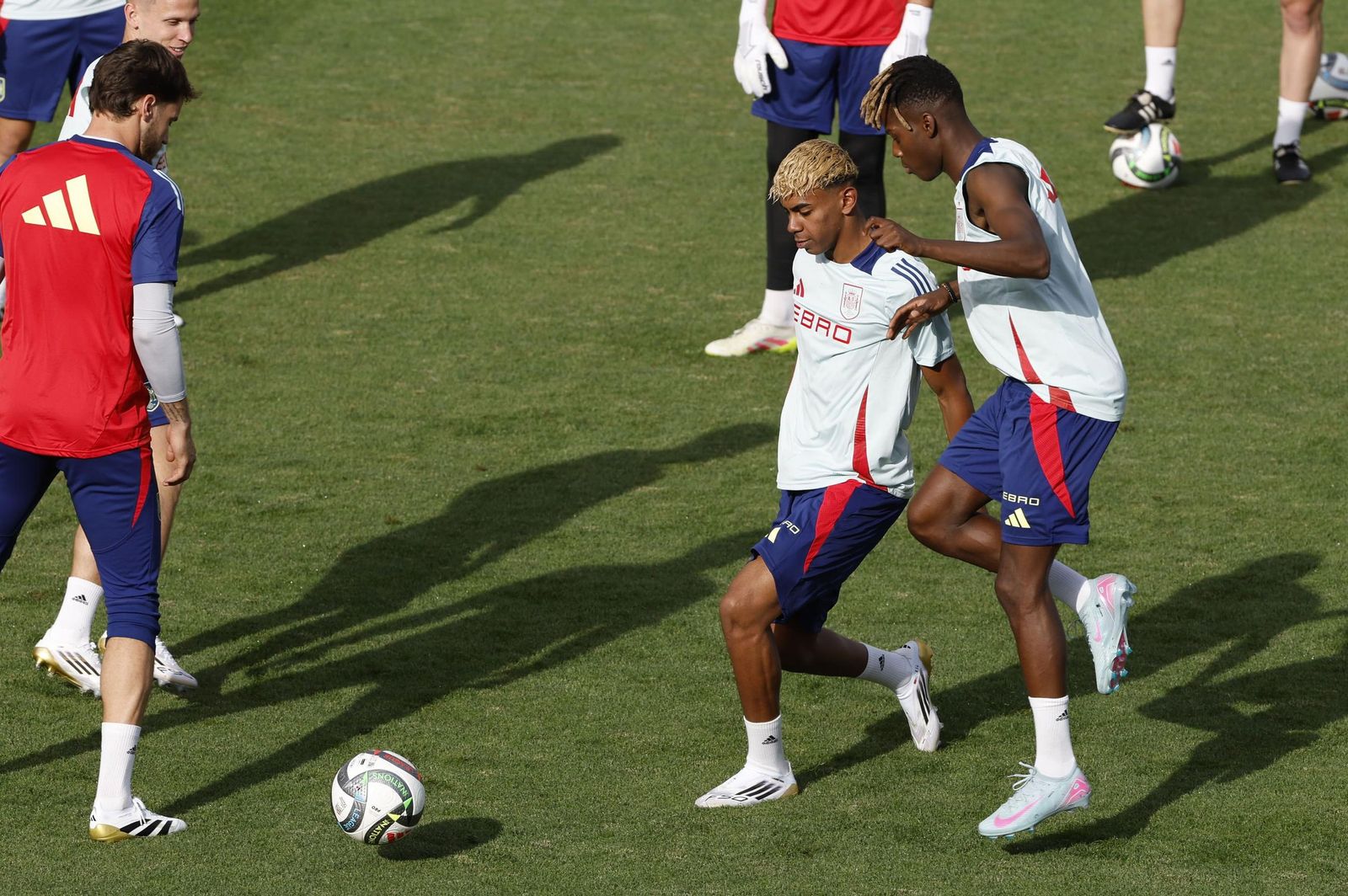 Dean Huijsen sonríe con España mientras espera a Isco