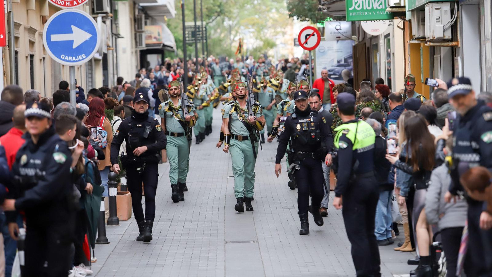Fotos del Lunes Santo en Algeciras: Desfile de la Legión