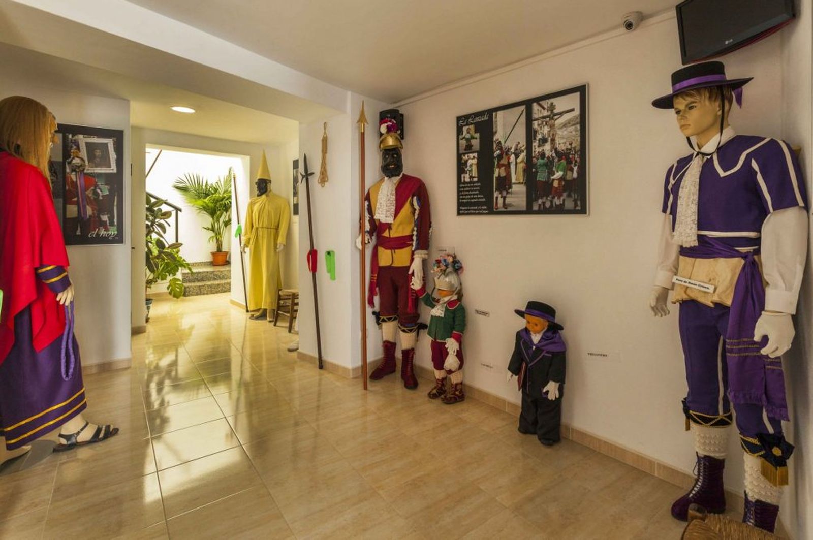 Los rostrillos y los ropajes de los pasos mímicos se exhiben en este museo.