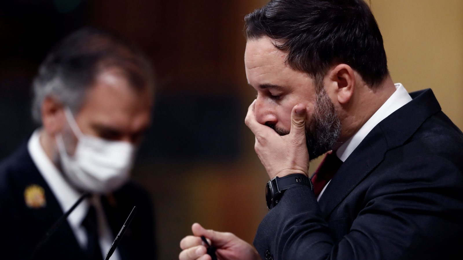 Santiago Abascal se limpia la boca tras quitarse la mascarilla.
