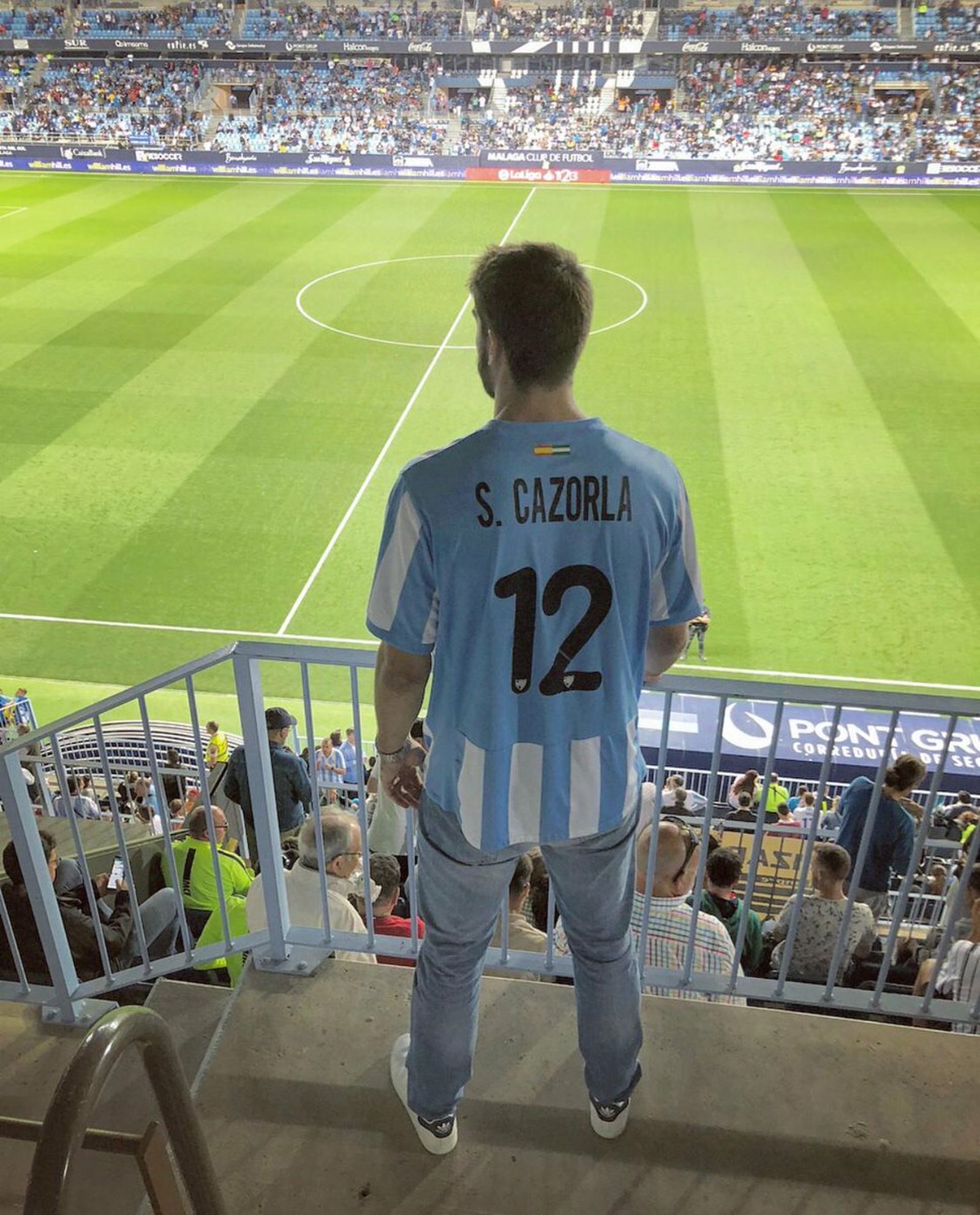 Dani Díez, en la grada de La Rosaleda.