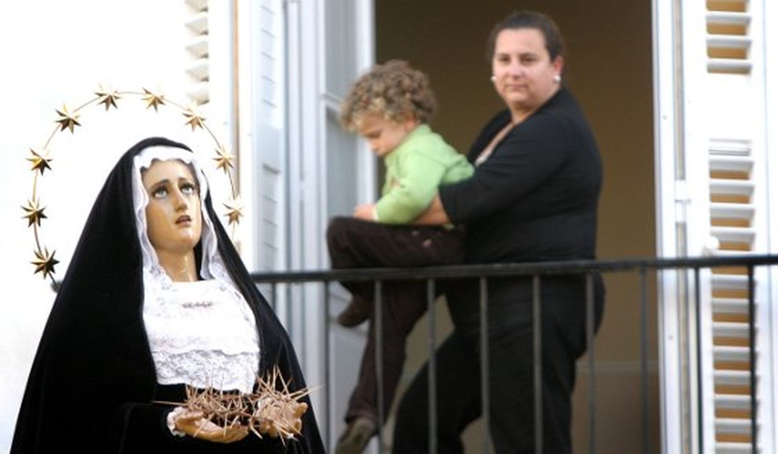 La Virgen pasando bajo un balcón.

Foto: Vanesa Lobo