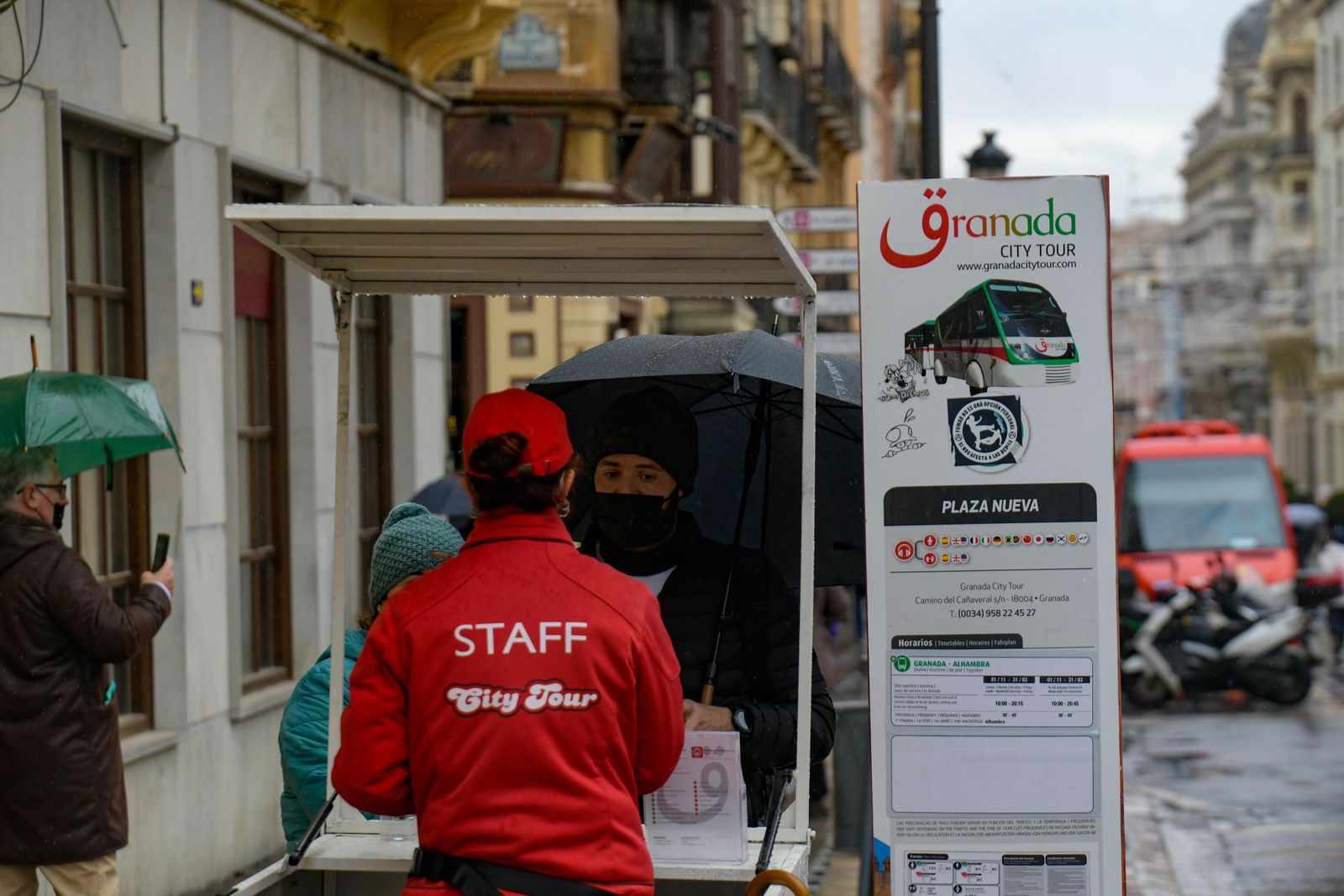 Un vendedor de billetes para el tren turístico de Granada
