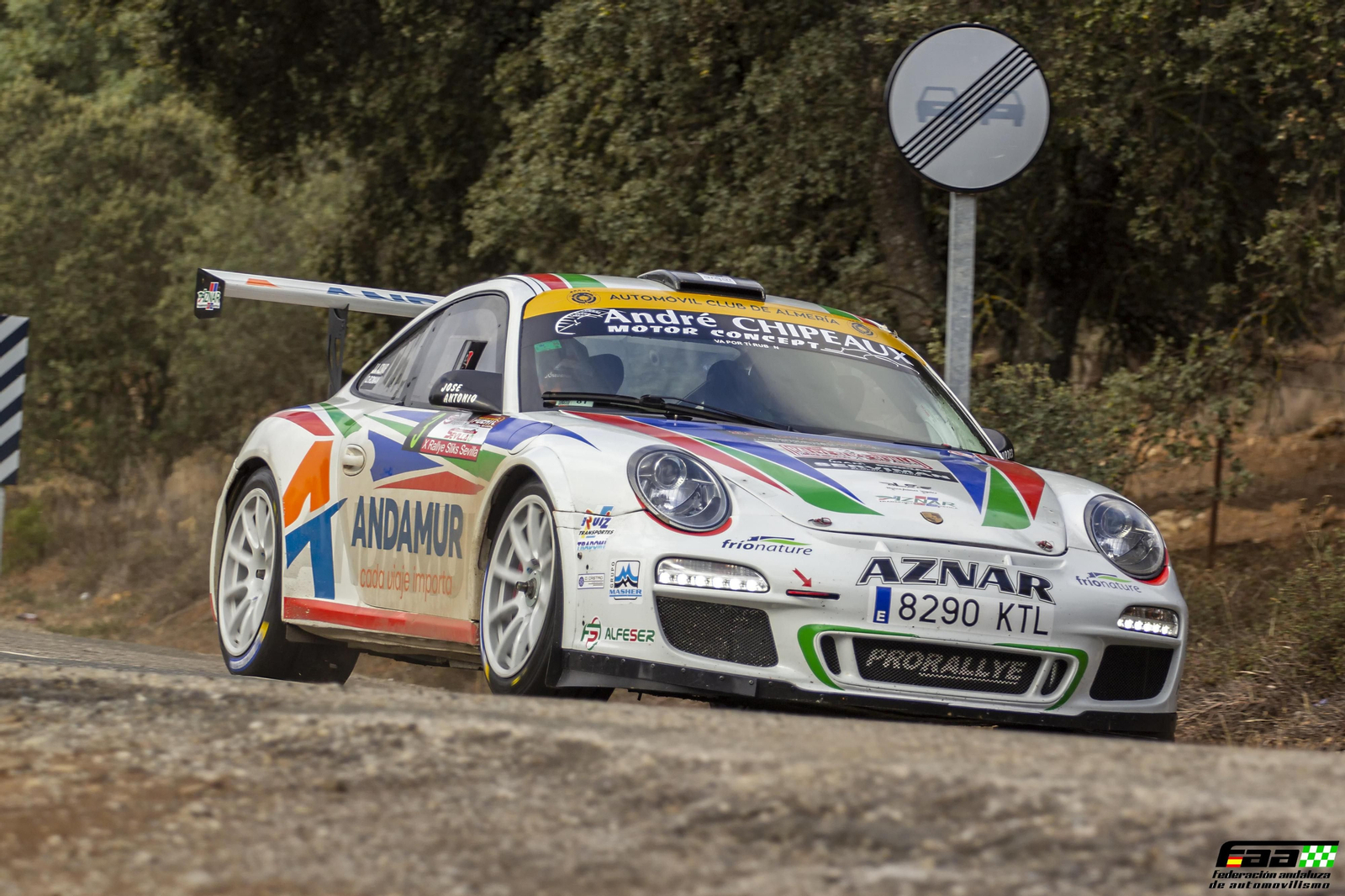 José Antonio Aznar a su paso con su vehículo por uno de los tramos de la prueba celebrada en Sevilla.
