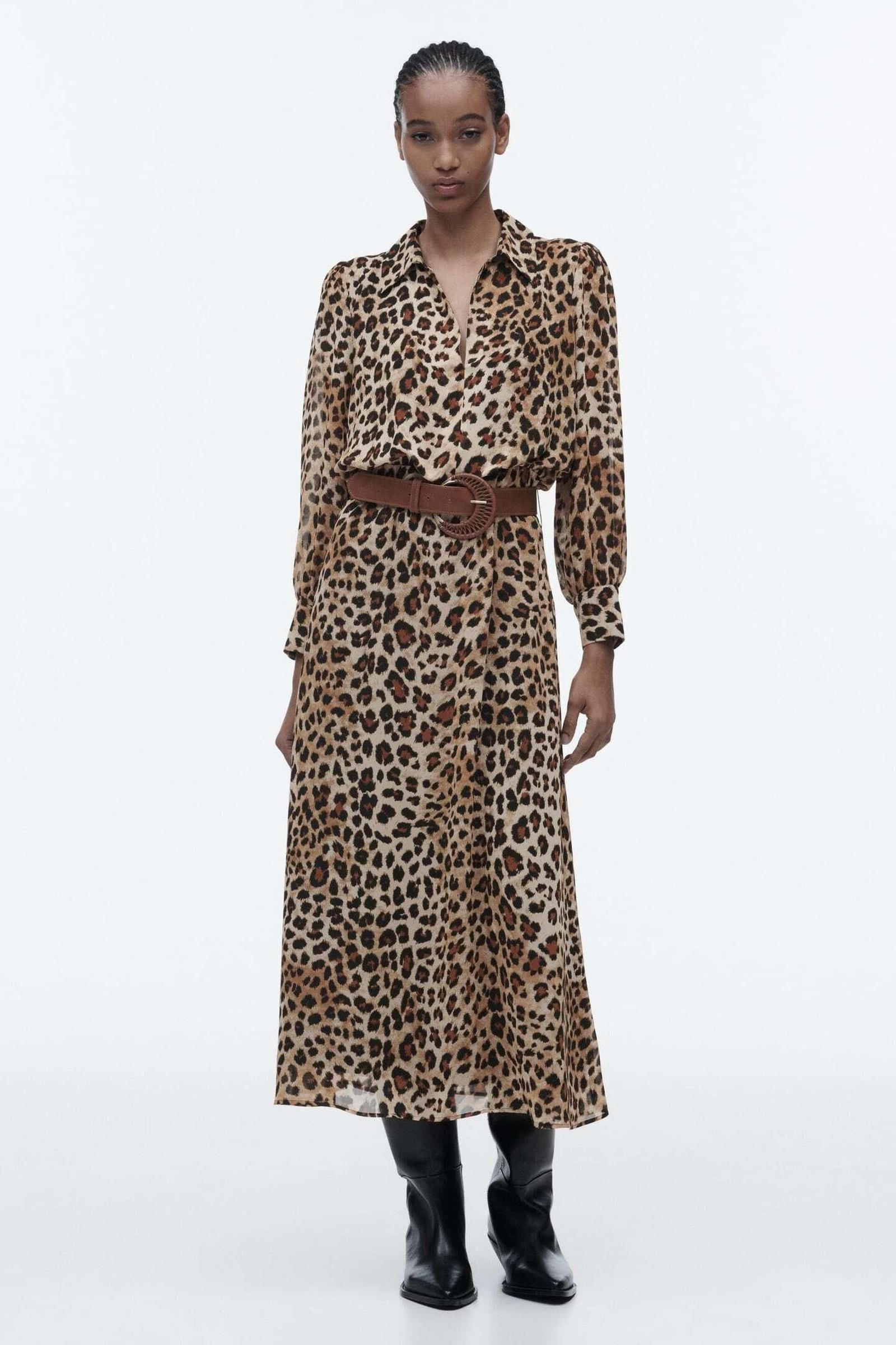 Vestido de leopardo de Zara.
