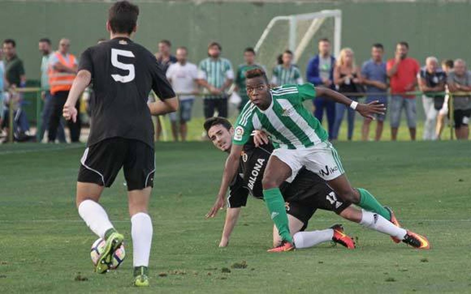 El balono Rulo y el bético Charly Musonda, durante un lance del encuentro de ayer en Los Barrios./Erasmo Fenoy