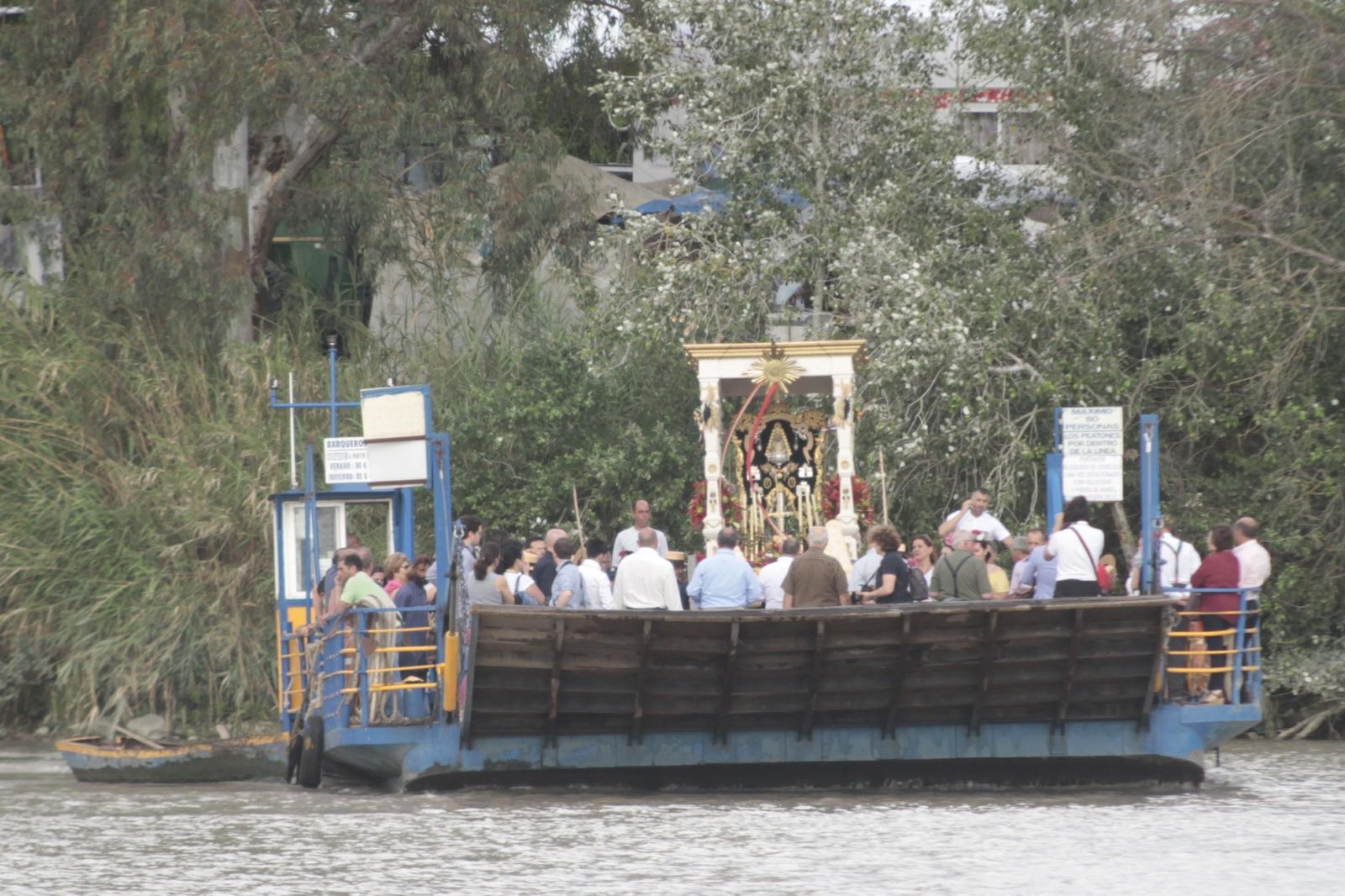 Hermandades cruzando el río Guadalquivir por Coria, en imágenes