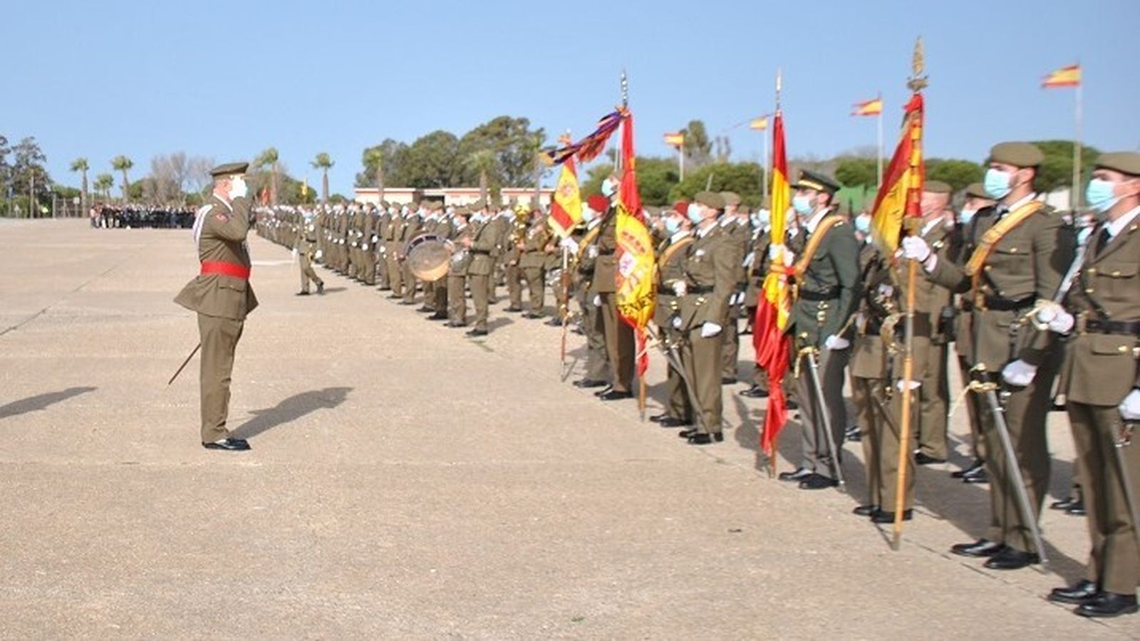 La autoridad pasando revista.