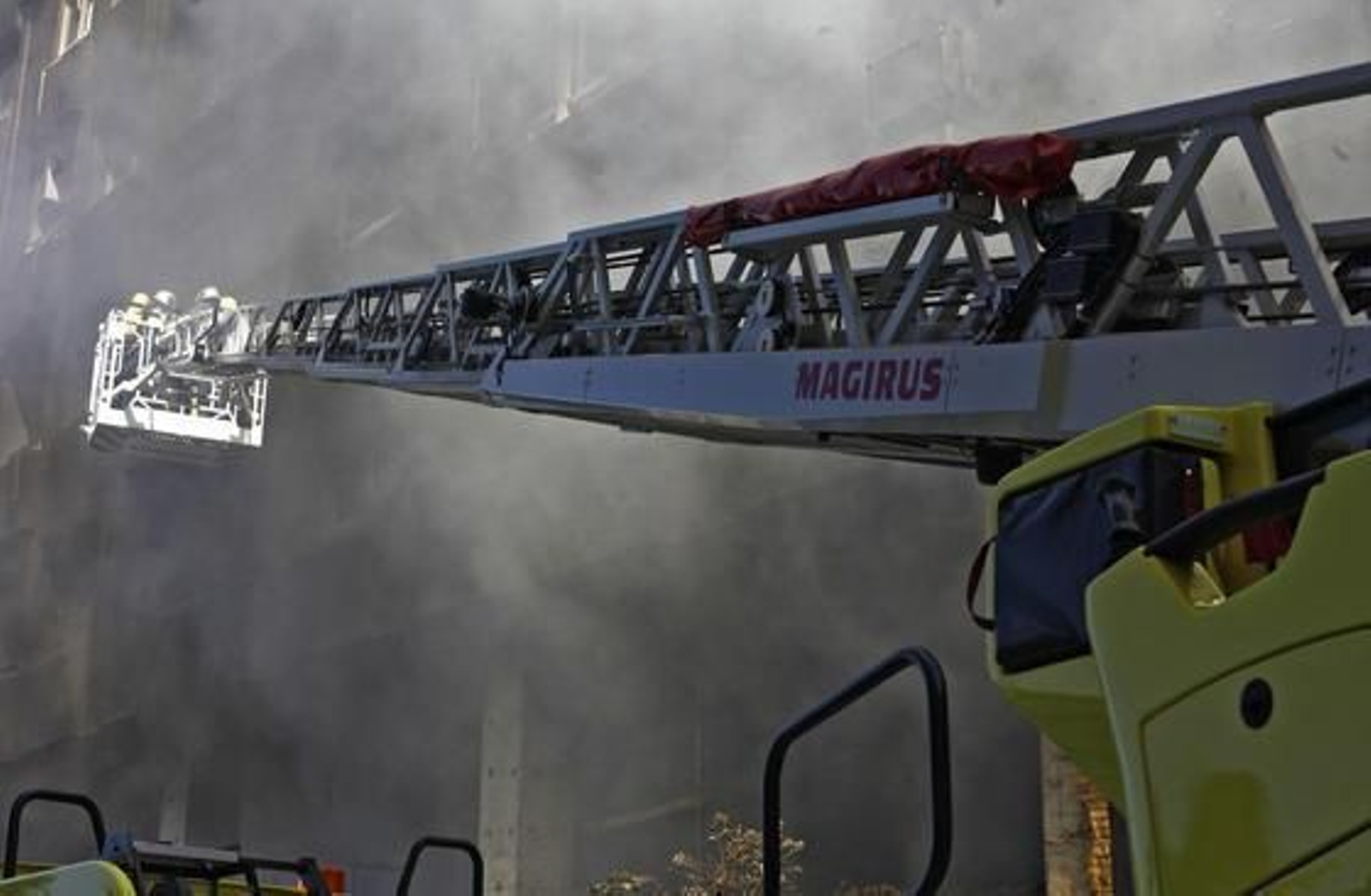 Espectacular incendio en un edificio de la calle Brasil. /Jesús Marín