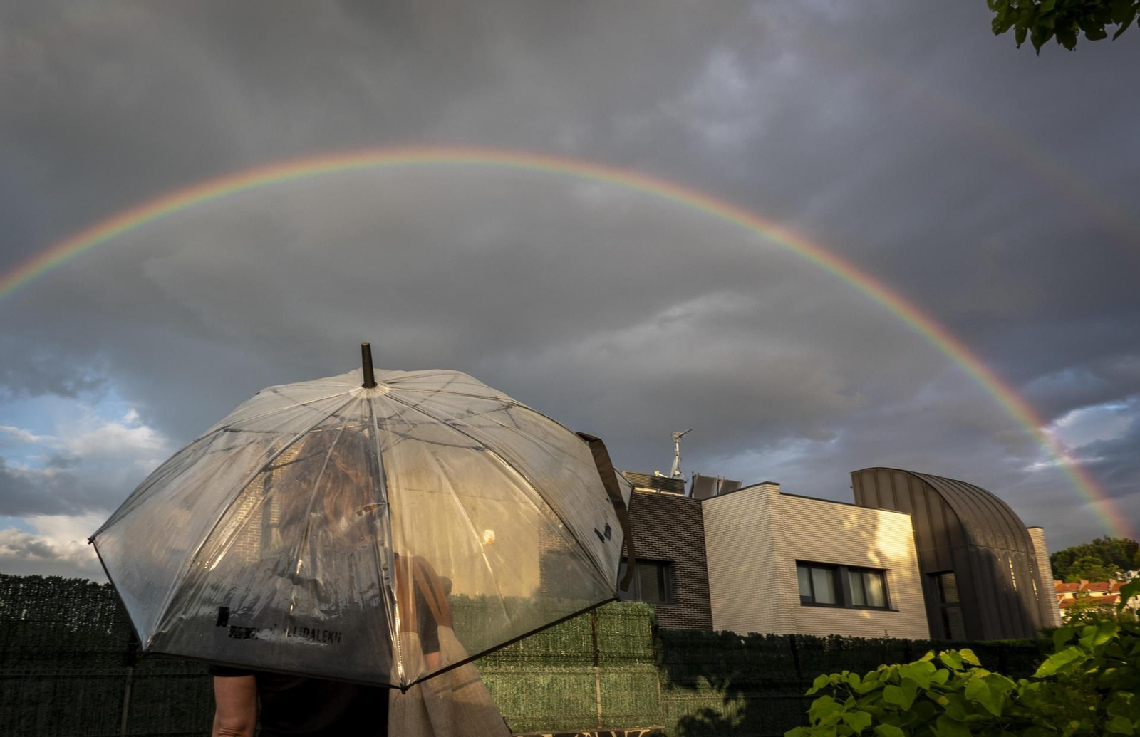 Una mujer contempla el arcoiris