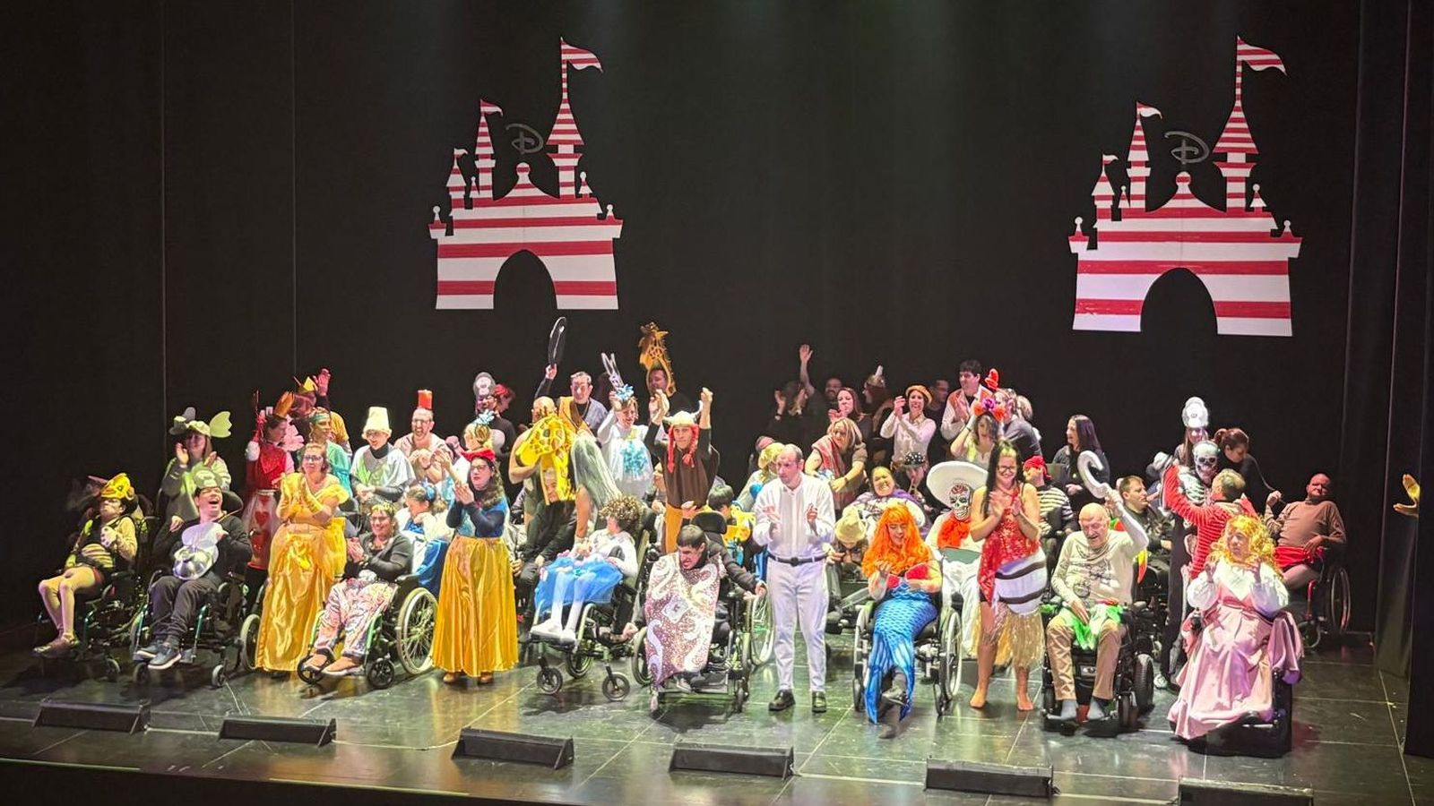 Fotografía de familia con los pacientes, familias y voluntarios que participaron en el evento.