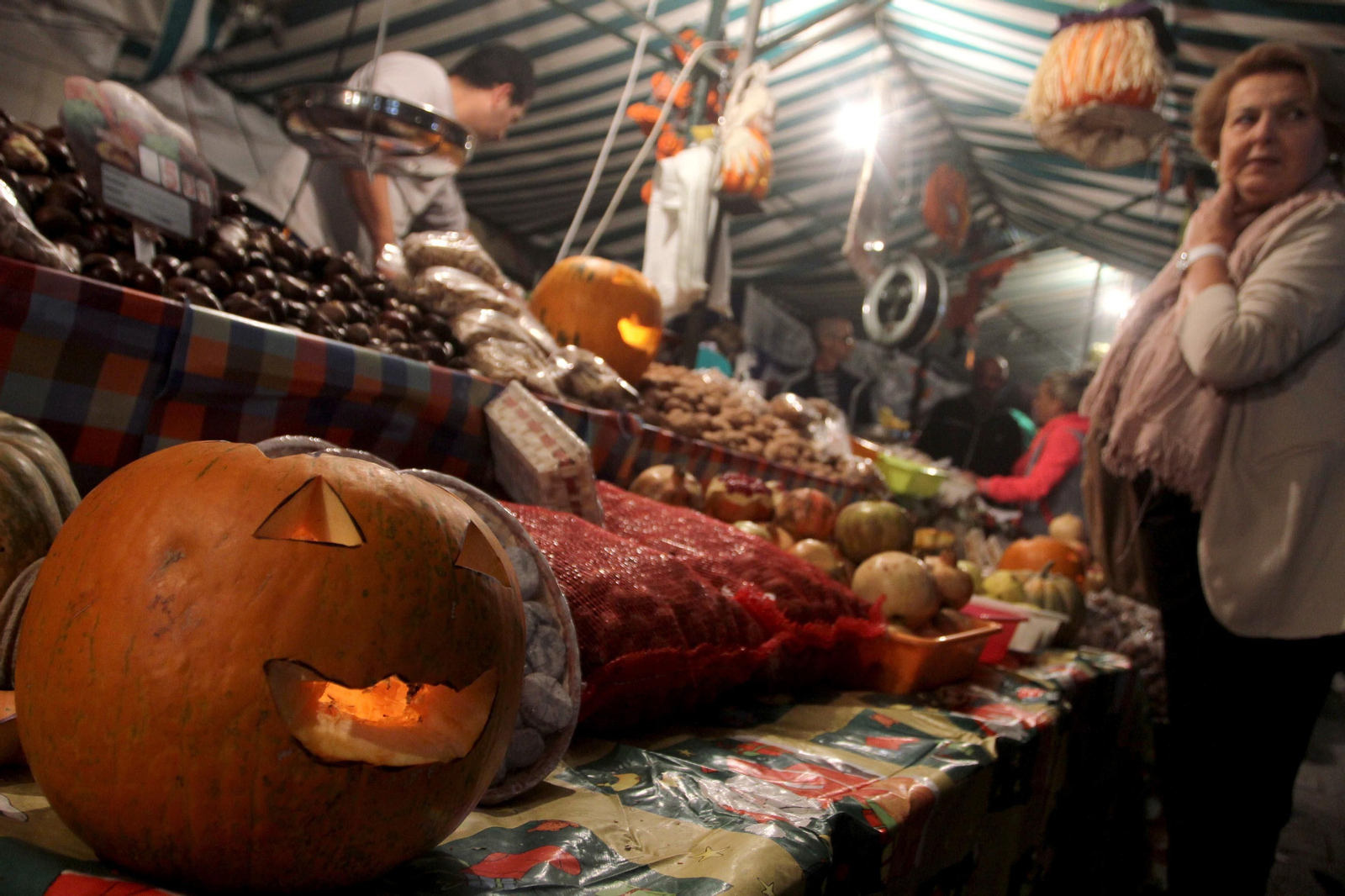 Puestos en el mercado Ingeniero Torroja con motivo de la festividad de Tosantos.