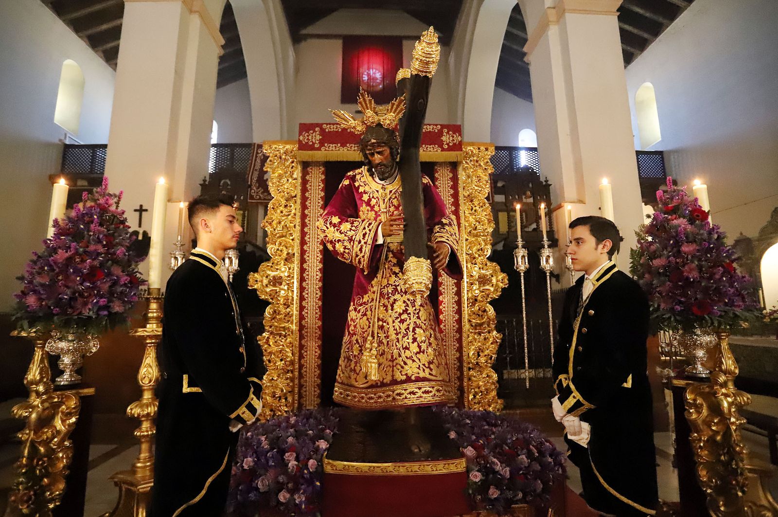 Imágenes de la bendición la la nueva túnica del Señor de Pasión y posterior besamanos