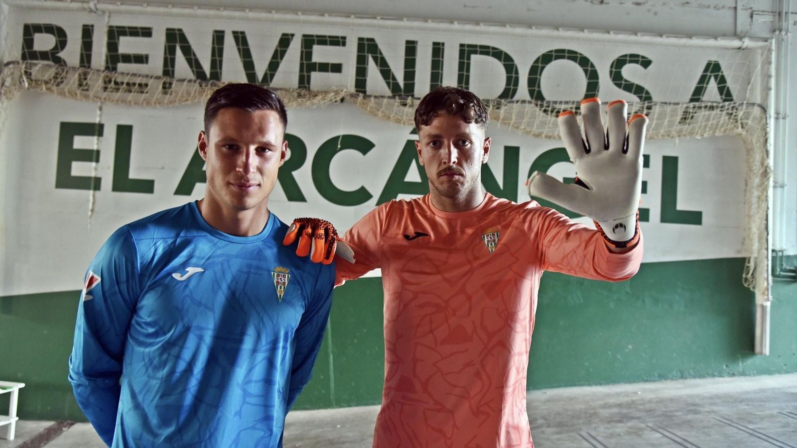 Ramón Vila y Carlos Marín portan las nuevas camisetas de portero del Córdoba CF Ramón Vila y Carlos Marín portan las nuevas camisetas de portero del Córdoba CF