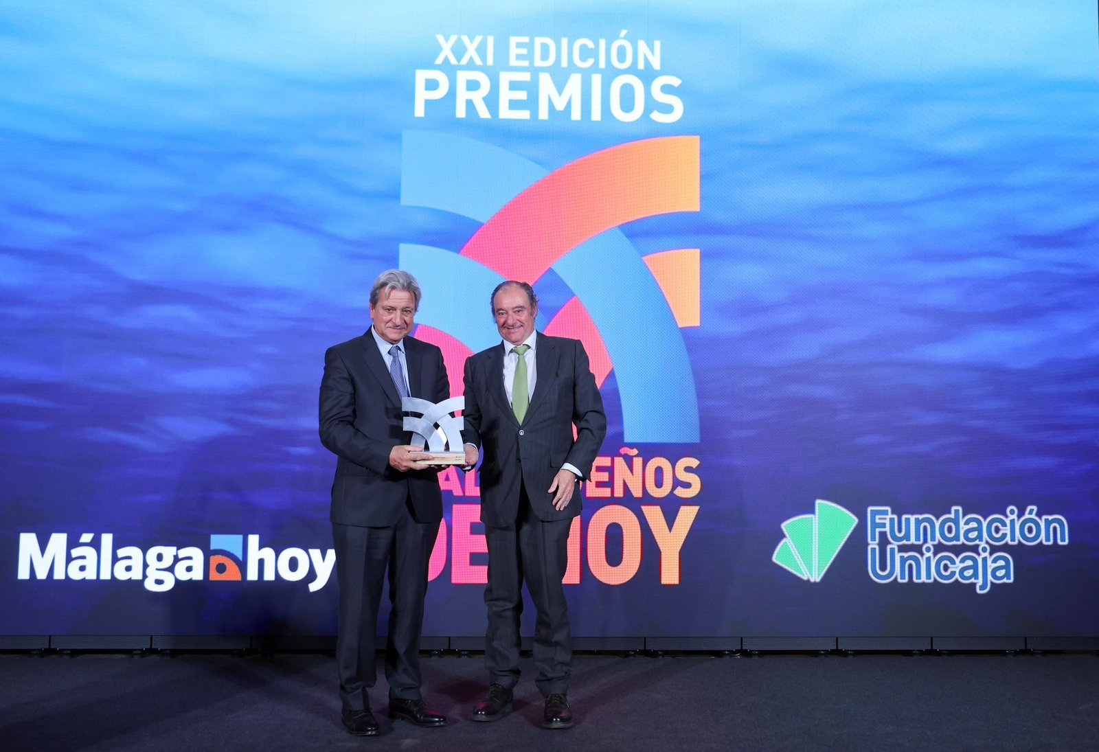 Salvador Moreno Peralta recibe el premio Malagueño de Hoy de manos de Tomás Valiente, director general de Grupo Joly.