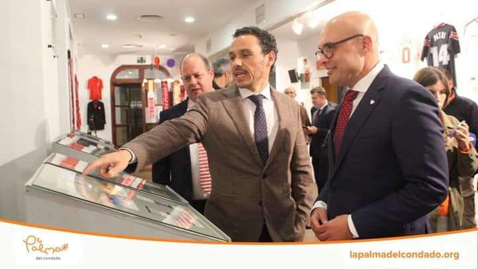 Del Nido Carrasco departe con Juan Medraño, presidente de la Peña, en su salón de recuerdos.