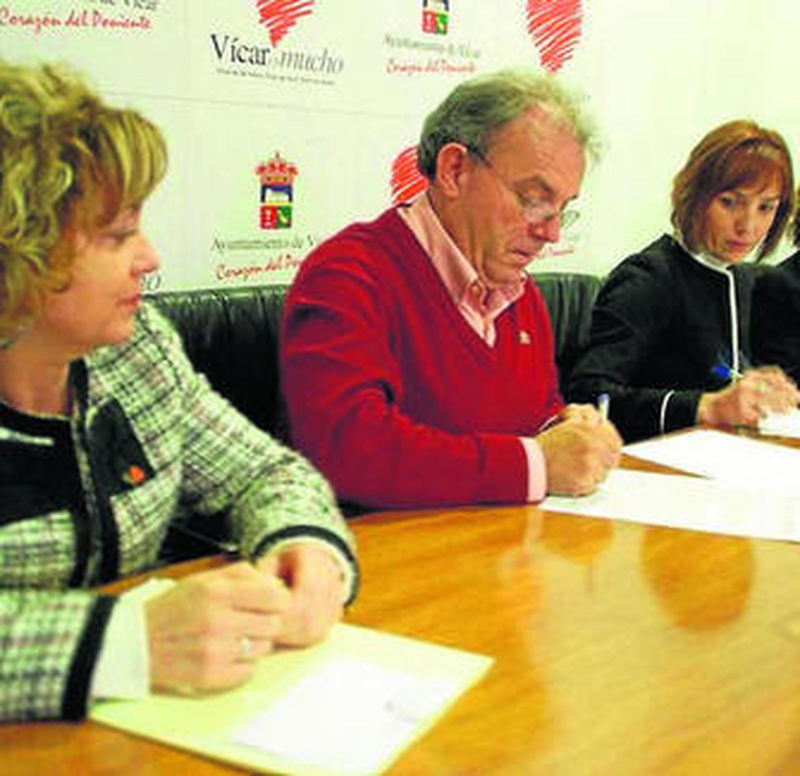 Bonilla junto a los responsables de Sergesa Televida.