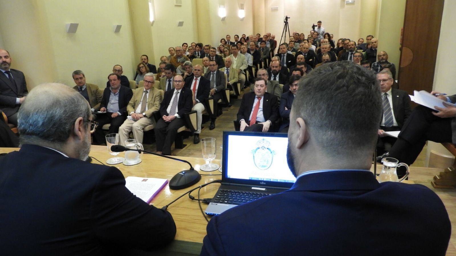 El salón de actos del Colegio de Abogados se llenó de personas.