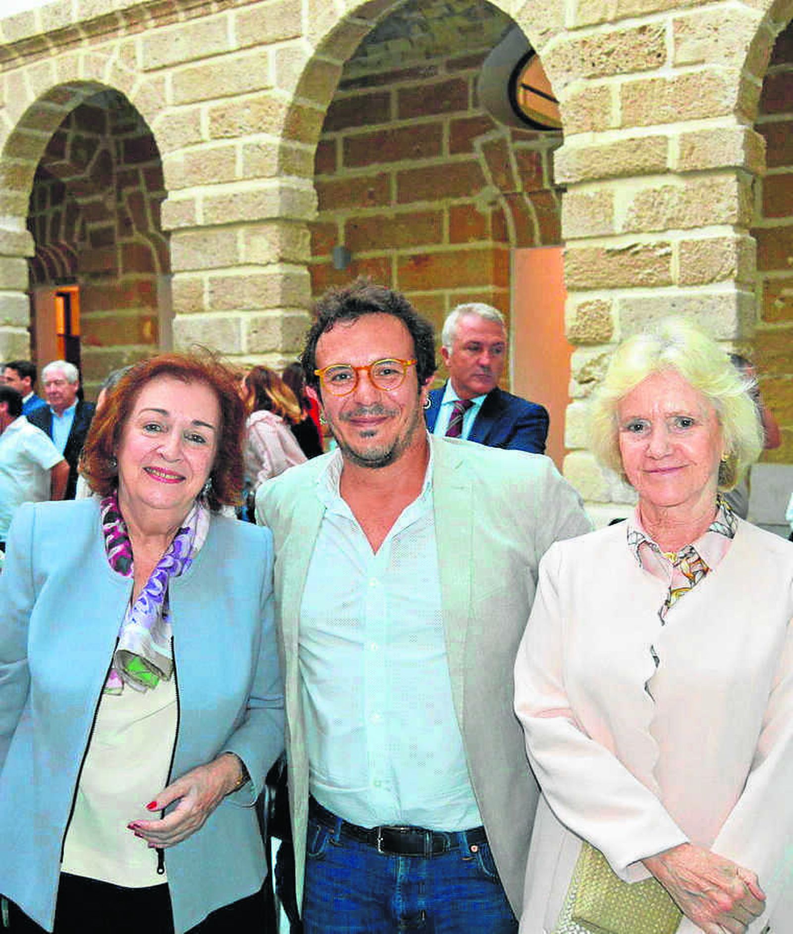 Carmen Zamora, el alcalde de Cádiz, José María González, y Soledad Becerril durante la inauguración.