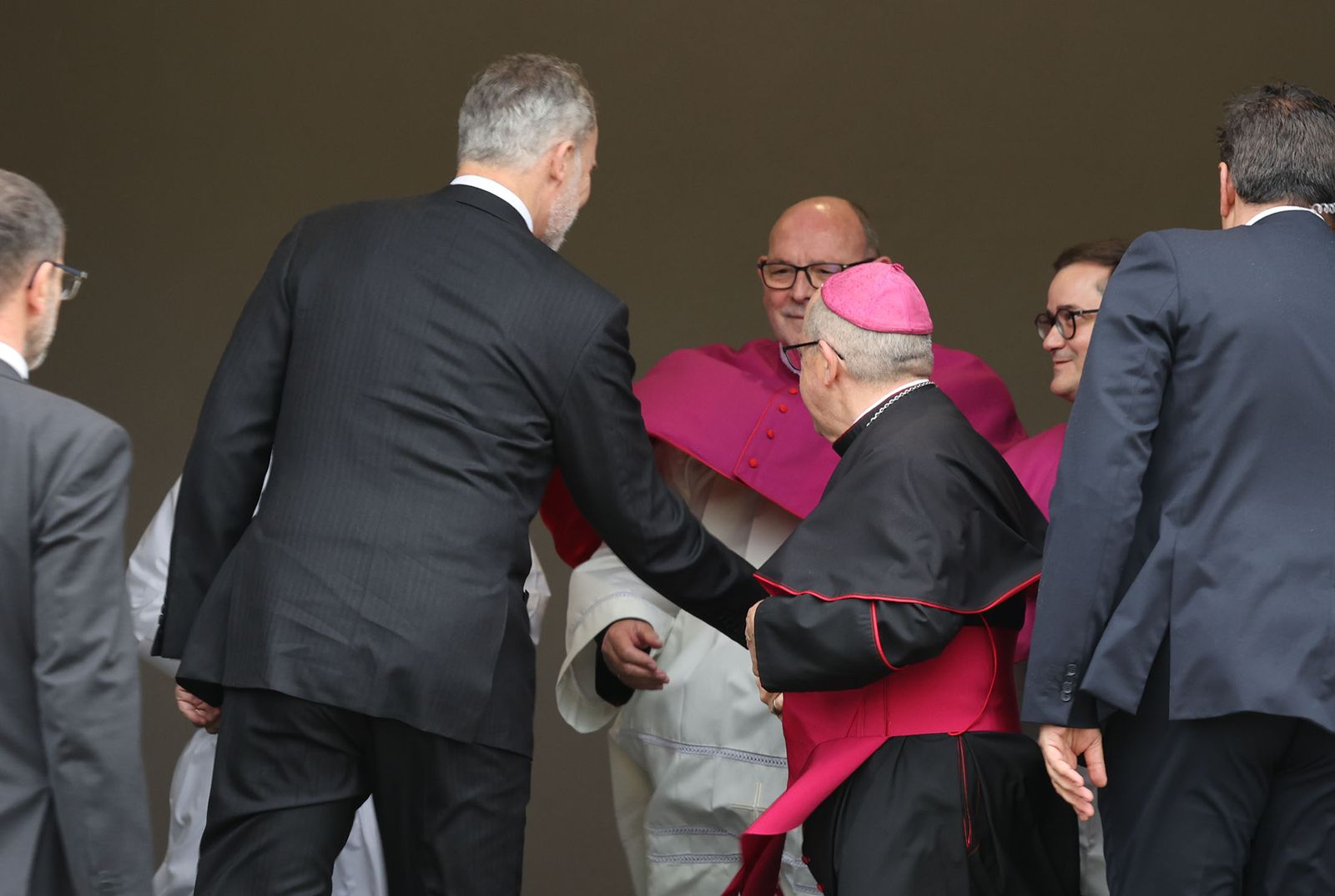 Fotografías de la llegada de los reyes Felipe VI y Doña Letizia al funeral por las víctimas de Adamuz en Huelva