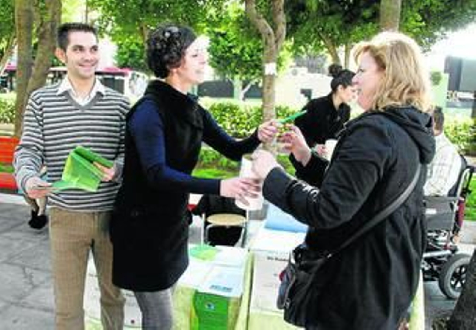 La Asociación de personas afectadas por Ataxia de Almería en una mesa informativa en La Rambla.