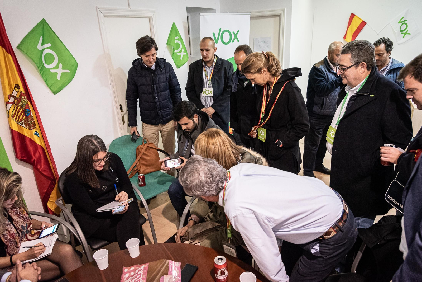 Imágenes de la jornada electoral en la sede de VOX en Huelva