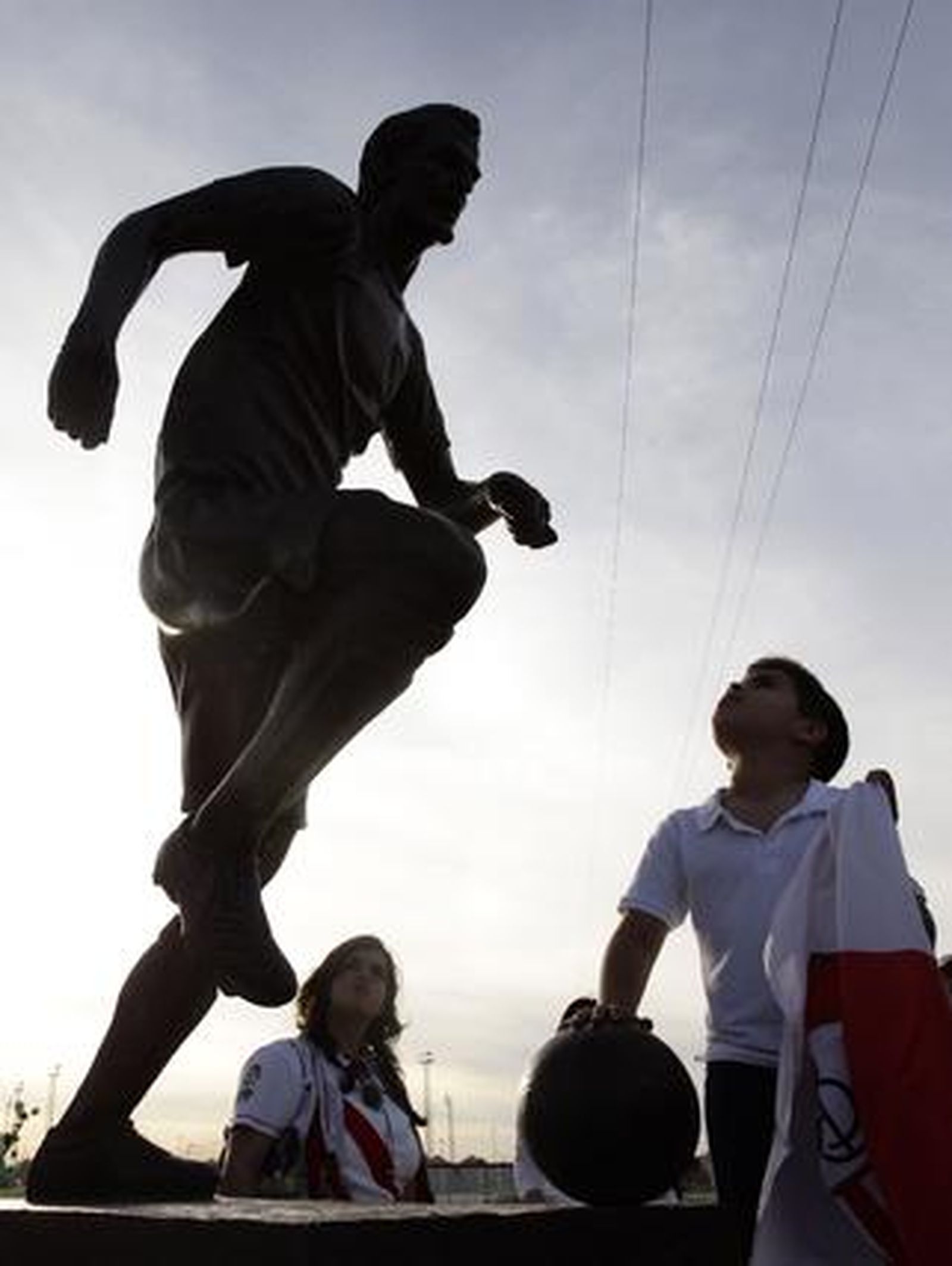 Un chico observa atentamente la imagen del futbolista.

Foto: Antonio Pizarro