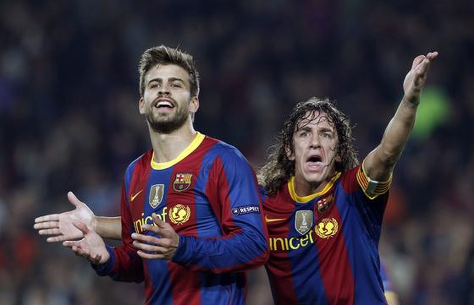 Piqué y Puyol protestan al árbitro. / Reuters