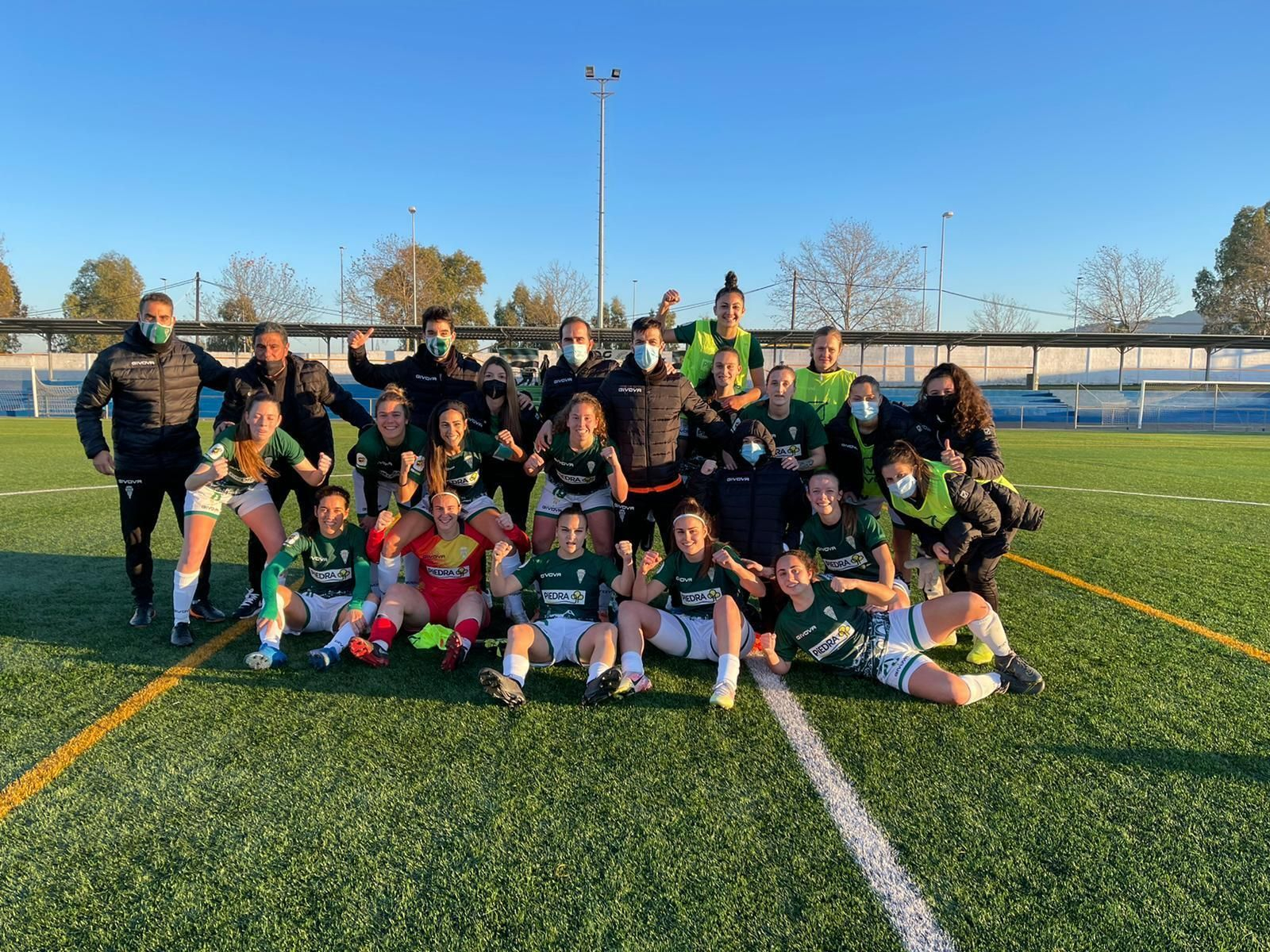 Las jugadoras del Córdoba Femenino celebran su victoria ante el Cáceres.