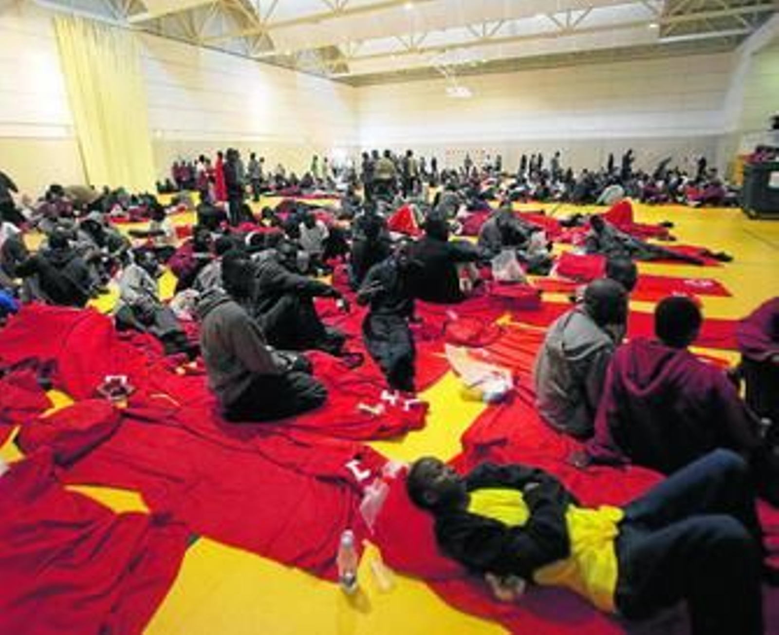Un gran número de inmigrantes, en uno de los pabellones deportivos de Tarifa, el pasado miércoles.