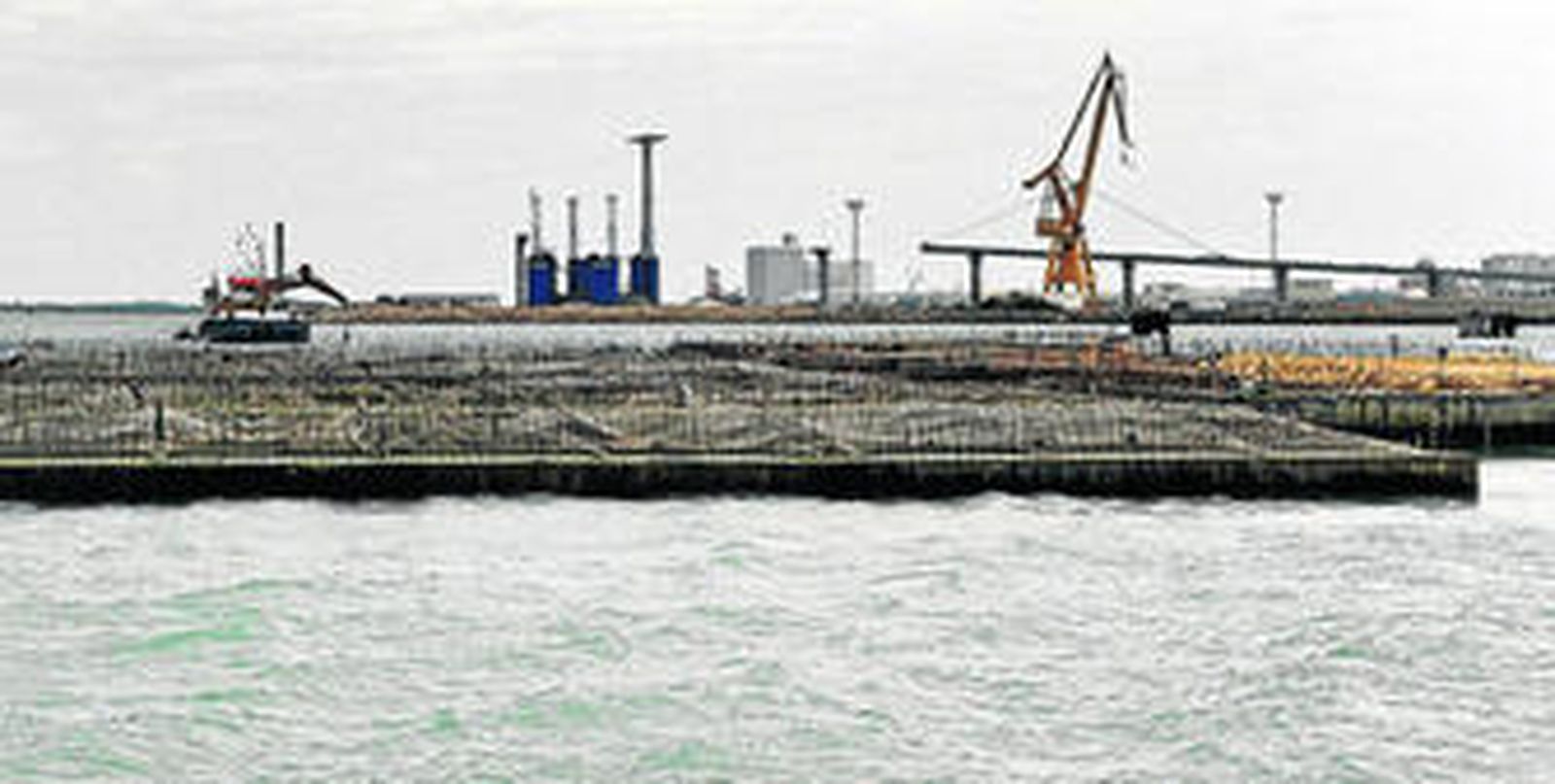 De momento, 7 de los 14 cajones que dan forma al futuro muelle ya ocupan su lugar definitivo.