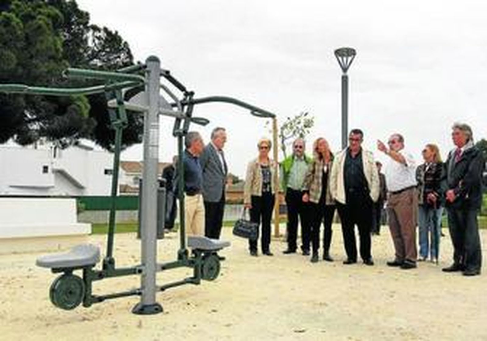 Vecinos de la urbanización El Águila y concejales del equipo de gobierno, ayer en el nuevo parque.