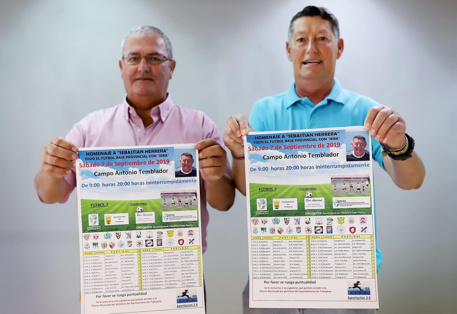 Diego Osorio y Sebastián Herrera, con el cartel del homenaje al entrenador trebujenero.