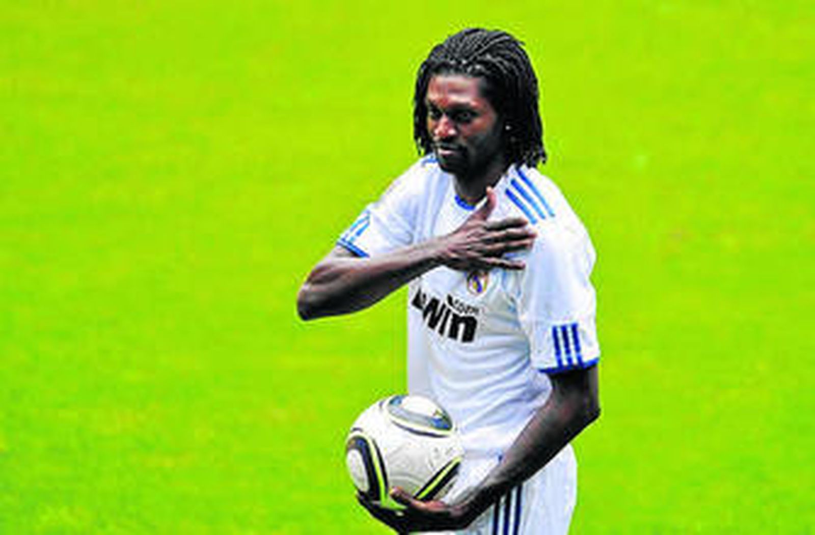 Adebayor se toca el escudo en su presentación.