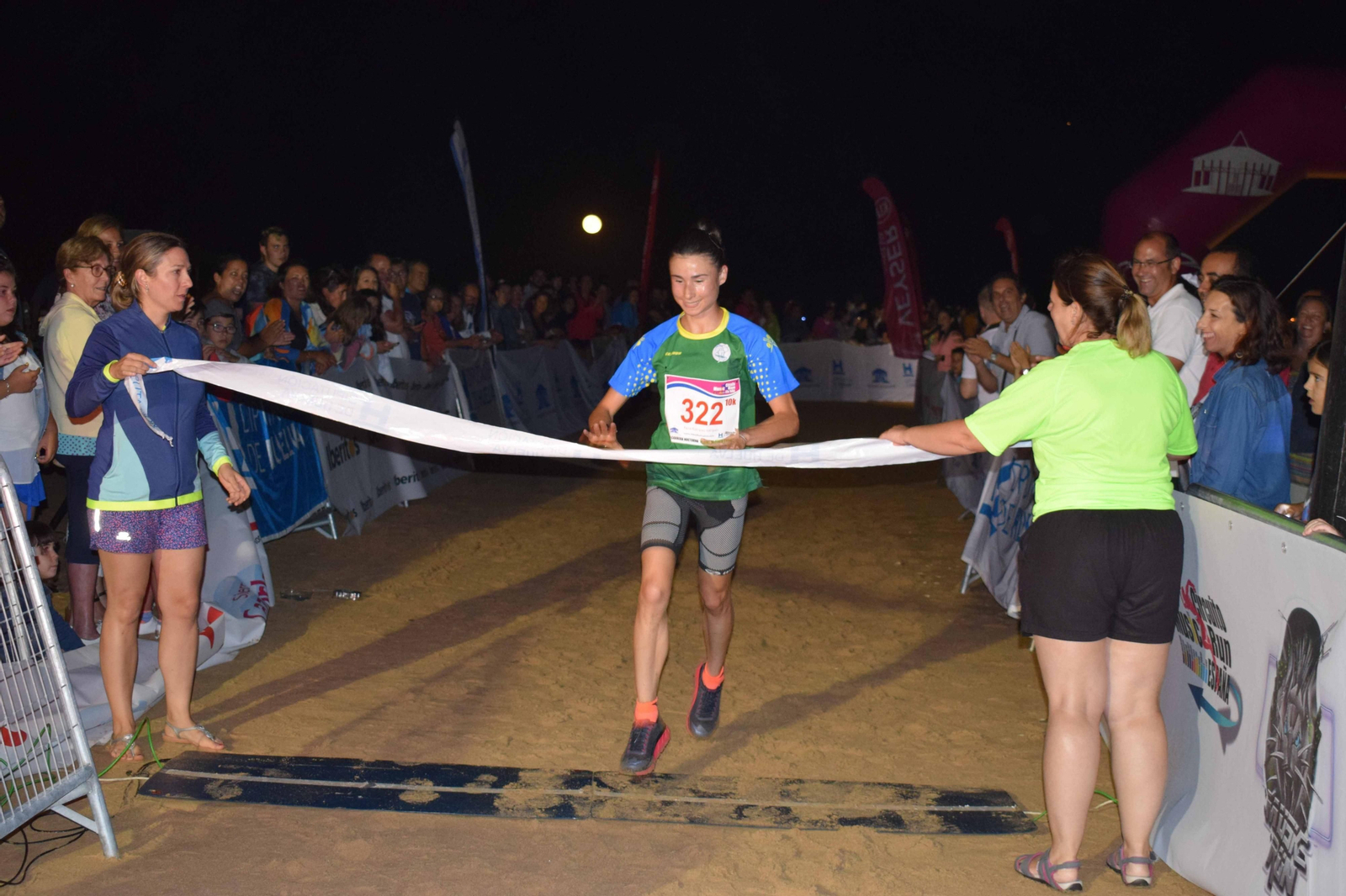 La local Paula Rodríguez cruza la línea de meta como vencedora de la prueba de 10 kilómetros en Punta Umbría.