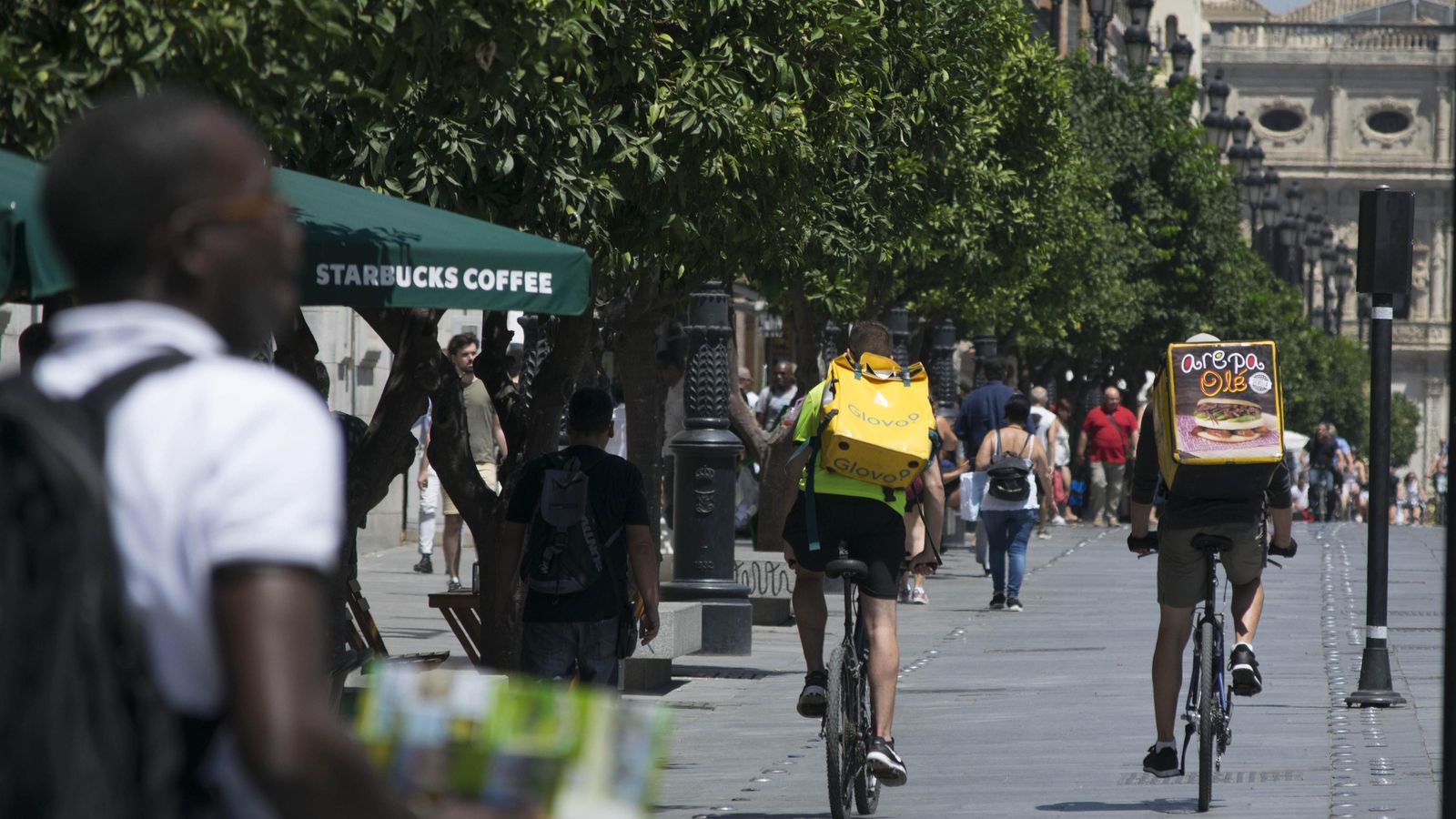 Dos ‘riders’ pedalean juntos cerca de la Catedral de Sevilla. Dos ‘riders’ pedalean juntos cerca de la Catedral de Sevilla.