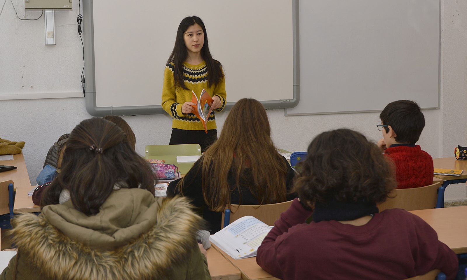 La profesora Paula Yijuan Bian durante una de sus clases en el instituto Luis de Góngora.
