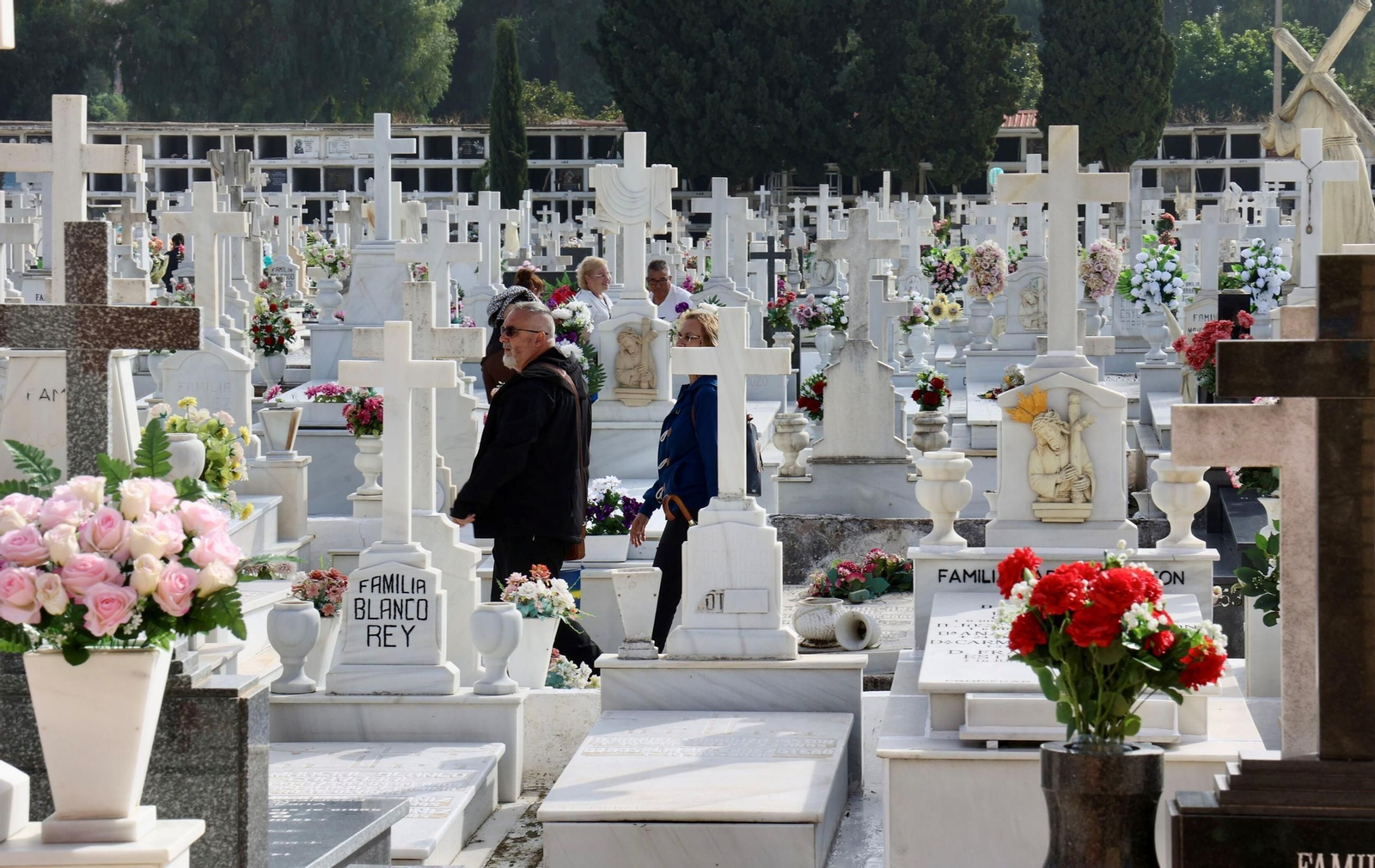 Los sevillanos cumplen con la tradición en el Día de Todos los Santos en el cementerio de Sevilla.