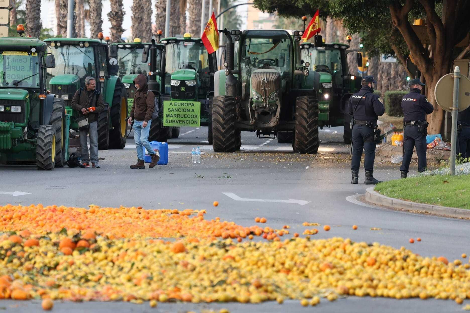 Los agricultores siguen con sus protestas en Málaga, por segundo día. Los agricultores siguen con sus protestas en Málaga, por segundo día.